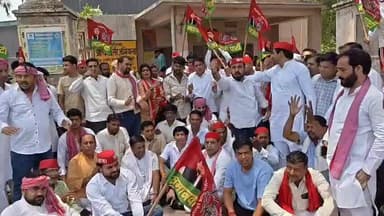 ग्रेटरनोएडा भीषण गर्मी में बिजली संकट पर सपा का हल्लाबोल, दादरी बिजलीघर का घेराव
दादरी नगर और आसपास के गांवों में अघोषित बिजली कटौती के विरोध में समाजवादी पार्टी कार्यकर्ताओं ने धूम मानिकपुर बिजलीघर का घेराव कर जोरदार प्रदर्शन किया। जिलाध्यक्ष सुधीर भाटी ने आरोप लगाया कि क्षेत्र में मात्र 5-6 घंटे बिजली मिल रही है, जबकि ट्रिपिंग, लो वोल्टेज और ट्रांसफार्मर फुंकने की समस्याएं लगातार बढ़ रही हैं। सपा ने बिजली विभाग पर लापरवाही, भ्रष्टाचार और अवैध वसूली के आरोप लगाते हुए भाजपा सरकार को जिम्मेदार ठहराया पुलिस फोर्स मौके पर धूम मानिकपुर बिजली घर बादलपुर थाना क्षेत्र का मामला
#GreaterNoida #Dadri #PowerCrisis #ElectricityIssue #SPProtest #SamajwadiParty #DadriPowerHouse #PowerCut #UPPolitics #NoidaNews #GreaterNoidaNews #BreakingNews #HeatWave #BijliSankat #UPNews #DadriNews #HallaBol #PublicIssue #ElectricityDepartment #NewsUpdate :::