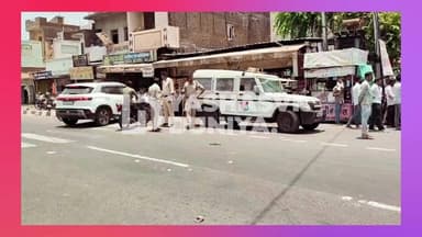 मल्हारगढ़ में कांग्रेस के प्रदर्शन के दौरान जमकर हंगामा! पुतला दहन के बीच कार्यकर्ताओं का उग्र प्रदर्शन, सड़क पर बढ़ा तनाव। आखिर प्रदर्शन के दौरान ऐसा क्या हुआ कि माहौल गरमा गया?
#मल्हारगढ़ #CongressProtest #कांग्रेस_प्रदर्शन #BreakingNews #PoliticalNews #MandsaurNews #MadhyaPradesh #ViralNews #HindiNews #Protest #Congress #Malhargarh #YashasviDuniya #LatestNews #PoliticsNews #MPNews #TrendingNews #NewsUpdate