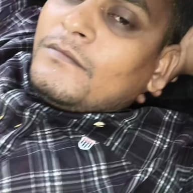 लोधीगंज के पास भीषण सड़क हादसा, डंपर में पीछे से घुसा तेज रफ्तार ट्रक
एक युवक की मौके पर मौत, दो गंभीर घायल; रातभर चला राहत एवं बचाव कार्य
बारिश के बीच पुलिस ने दिखाई तत्परता, घायलों को पहुंचाया अस्पताल
✒️रिपोर्ट सानू के साथ अजय श्रीवास्तव
उत्तर प्रदेश के फतेहपुर जिले में गुरुवार देर रात एक दर्दनाक सड़क हादसे में एक युवक की मौत हो गई, जबकि दो अन्य गंभीर रूप से घायल हो गए। सदर कोतवाली क्षेत्र के लोदीगंज के समीप हुए इस हादसे में तेज रफ्तार ट्रक ने आगे चल रहे डंपर को पीछे से जोरदार टक्कर मार दी। दुर्घटना के बाद घटनास्थल पर अफरा-तफरी मच गई और बारिश के बीच पुलिस एवं स्थानीय लोगों ने राहत एवं बचाव कार्य शुरू किया।
देर रात हुआ दर्दनाक हादसा
मिली जानकारी के अनुसार, प्रयागराज (इलाहाबाद) निवासी तीन लोग डंपर से बड़वारी सैनी की ओर जा रहे थे। रात लगभग 2:00 बजे जब उनका वाहन फतेहपुर सदर कोतवाली क्षेत्र के लोधीगंज के पास पहुंचा, तभी पीछे से आ रहे एक तेज रफ्तार ट्रक ने डंपर में जोरदार टक्कर मार दी।
टक्कर इतनी भीषण थी कि डंपर बुरी तरह क्षतिग्रस्त हो गया और उसमें सवार लोग अंदर फंस गए। हादसे में जैसिर नामक युवक की मौके पर ही दर्दनाक मौत हो गई, जबकि संदीप मौर्य और सतीश गंभीर रूप से घायल हो गए।
बारिश के बीच पुलिस ने चलाया रेस्क्यू अभियान
घटना की सूचना मिलते ही कोतवाली प्रभारी निरीक्षक हेमंत कुमार मिश्रा भारी पुलिस बल के साथ तत्काल मौके पर पहुंचे। उस समय क्षेत्र में बारिश हो रही थी, बावजूद इसके पुलिस टीम ने एंबुलेंस कर्मियों और स्थानीय लोगों की मदद से राहत एवं बचाव अभियान चलाया।
कड़ी मशक्कत के बाद घायलों को वाहन से बाहर निकाला गया और तत्काल जिला अस्पताल भेजा गया, जहां उनका इलाज जारी है।
क्षेत्र में शोक, परिजनों का रो-रोकर बुरा हाल
हादसे की सूचना मिलते ही मृतक एवं घायलों के परिजन अस्पताल पहुंच गए। जैसिर की मौत की खबर सुनकर परिवार में कोहराम मच गया। वहीं घायल संदीप मौर्य और सतीश की हालत को देखते हुए चिकित्सक लगातार निगरानी में रखे हुए हैं।
स्थानीय लोगों का कहना है कि रात के समय तेज रफ्तार भारी वाहनों की आवाजाही के कारण इस मार्ग पर दुर्घटनाओं का खतरा लगातार बना रहता है।
पुलिस कर रही हादसे की जांच
पुलिस ने दुर्घटनाग्रस्त वाहनों को कब्जे में लेकर मामले की जांच शुरू कर दी है। प्रारंभिक जांच में तेज रफ्तार और लापरवाही को हादसे का प्रमुख कारण माना जा रहा है। पुलिस ट्रक चालक की तलाश और दुर्घटना के अन्य पहलुओं की भी जांच कर रही है।
लोदीगंज के पास हुआ यह हादसा एक बार फिर सड़क सुरक्षा और भारी वाहनों की तेज रफ्तार पर सवाल खड़े करता है। एक परिवार ने अपना सदस्य खो दिया, जबकि दो अन्य जिंदगी और मौत के बीच संघर्ष कर रहे हैं। ऐसे हादसे यह याद दिलाते हैं कि सड़क पर थोड़ी सी लापरवाही भी अपूरणीय क्षति का कारण बन सकती है। अब पीड़ित परिवारों को न्याय और प्रशासनिक सहायता की उम्मीद है।
ND NEWS की अपील
🔹 भारी वाहन चालक निर्धारित गति सीमा का पालन करें।
🔹 रात के समय लंबी दूरी के वाहनों में पर्याप्त विश्राम के बाद ही यात्रा करें।
🔹 वाहन चलाते समय मोबाइल फोन और अन्य ध्यान भटकाने वाले साधनों से दूरी रखें।
🔹 प्रशासन दुर्घटना संभावित क्षेत्रों की नियमित निगरानी एवं सड़क सुरक्षा अभियान को और मजबूत करे।
🔹 प्रत्येक नागरिक सड़क सुरक्षा नियमों का पालन कर स्वयं और दूसरों का जीवन सुरक्षित रखने में सहयोग करे।
ND NEWS संदेश:
"सुरक्षित यात्रा ही सफल यात्रा है। सड़क पर जिम्मेदारी और संयम ही जीवन की सबसे बड़ी सुरक्षा है।
👇👇
#NDNews
#दैनिकनिष्पक्षधारा
#FatehpurNews
#RoadAccident
#Lodiganj
#BreakingNews
#TruckAccident
#SadakSuraksha
#HemantKumarMishra
#UPPolice
#FatehpurPolice
#RoadSafety
👇👇
@dgpup
@RSSorg
@UPGovt
@wpl1090
@RSSgeet
@Uppolice
@MIB_India
@PMOIndia
@HMOIndia
@abmanglik
@VHPDigital
@igrangealld
@myogioffice
@InfoDeptUP
@dmfatehpur
@sdmsadarftp
@CMOfficeUP
@CMOUP_RC
@ChiefSecyUP
@ChiefSecyUP
@MahantYogiG
@FatehpurSdm
@fatehpurpolice
@BajrangDalOrg
@112UttarPradesh
@myogiadityanath
@CommissionerPrg
@ADGZonPrayagraj
👇👇
🟥 ND NEWS | दैनिक निष्पक्ष धारा
मुख्य संपादक / संस्थापक: राजन सिंह हाड़ा
सह-संपादक: शालिनी सिंह भदौरिया
📍 कार्यालय-3: U158, हीरा स्वीट्स के पास, विकास मार्ग, लक्ष्मी नगर, पूर्वी दिल्ली,110092 (NCR)
📍 कार्यालय-2: विधानसभा रोड, बर्लिंगटन चौराहा, लखनऊ – 226001 (UP)
📍 कार्यालय-1: 1/1 अटल बिहारी चौराहा, नियर बर्मा चौराहा,फतेहपुर –212601 (UP)
📅 दिनांक: 12 जून 2026
📆 दिन: शुक्रवार
📧 Email: ndnewschannel@gmail.com
📞 मोबाइल: 9696119696