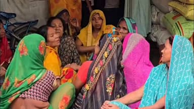 देवरिया के युवक की विदेश में बम हमले में मौत, परिवार में मचा कोहराम
अमेरिका, ईरान और इराक के बीच बढ़े तनाव के बीच हुए एक बम हमले में उत्तर प्रदेश के देवरिया निवासी शिवानंद चौरसिया की मौत हो गई। बताया जा रहा है कि शिवानंद चौरसिया ओमान से भारत जहाज लेकर आ रहे थे, तभी ओमान हॉर्मोज क्षेत्र के पास हुई बमबारी की चपेट में आ गए। भारतीय दूतावास ने परिजनों को घटना की जानकारी दी, जिसके बाद परिवार में मातम छा गया। परिजनों का रो-रोकर बुरा हाल है। मृतक शिवानंद चौरसिया देवरिया जिले के सुरौली थाना क्षेत्र के सुरौली गांव के रहने वाले थे। गांव में शोक की लहर दौड़ गई है।
हैशटैग:
#Deoria #ShivanandChaurasia #UPNews #BreakingNews #IranUSConflict #MiddleEastCrisis #Oman #HormuzStrait #IndianCitizen #DeoriaNews #UttarPradesh #ViralNews #IndianEmbassy #NewsUpdate #Surauli #DeoriaVillage #Condolences #InternationalNews #HindiNews