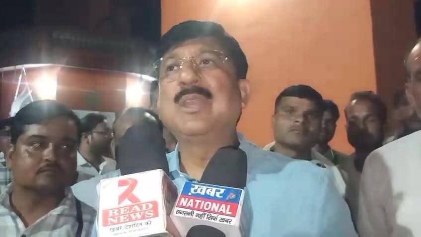 *गुना 'गुलाब गुनिया' देखेंगी दुनिया,,| गुना DM खुद खेतों में, किसानों को सिखा रहे जैविक खेती के गुर*
'गुना गुलाब गुनिया, देखेगी दुनिया'... अब ये सिर्फ नारा नहीं, हकीकत बनने जा रहा है.
गुना कलेक्टर किशोर कुमार कन्याल का अनोखा अभियान शुरू हो चुका है. DM साहब खुद गांव-गांव चौपाल लगाकर किसानों को जैविक खेती और गुलाब की खेती के लिए जागरूक कर रहे हैं.
कलेक्टर कन्याल का मकसद है कि गुना जिला गुलाबों की खुशबू और गुनिया नदी की स्वच्छता से पहचाना जाए. चौपाल में किसानों को गौ माता के गोबर और मूत्र से खाद बनाने की ट्रेनिंग भी दी जा रही है, ताकि जहरीली सब्जियों से छुटकारा मिले.
कलेक्टर का दावा है कि गुलाब की खेती से किसानों की आय दोगुनी होगी. साथ ही सरकारी योजनाओं और सब्सिडी की पूरी जानकारी भी मौके पर दी जा रही है.
रीड न्यूज की DM साहब से एक्सक्लूसिव बातचीत. पूरी खबर देखिए.
*गुना ज़िले से किशन कश्यप के सात*
*आपको क्या लगता है, क्या गुना वाकई 'गुलाबों का शहर' बन पाएगा..?* कमेंट में जरूर बताएं...#sp #gurukonyaydo #beo_neerajshukla_chorhai #retirementparsharm #mohan #vairal #Guna #कॉकरोच #ओरिजनल #पार्टी guna# Part 3