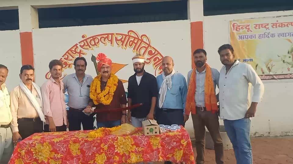 *गुना: वरिष्ठ पत्रकार राजेश माथुर ने गौशाला में मनाया जन्मदिन, गौसेवा कर दिया सामाजिक संदेश*`
गुना जिले के वरिष्ठ पत्रकार राजेश माथुर ने अपना जन्मदिन कंचनपुरा बिन्याखेड़ी स्थित गौशाला में गौसेवा कर मनाया. इस अवसर पर उन्होंने गौ माता को हरा चारा खिलाया और गौशाला में मौजूद साथियों के साथ समय बिताया.
हिंदू राष्ट्र संकल्प समिति के अध्यक्ष सुनील सेन ने श्री माथुर का शॉल-श्रीफल तलवार भेंट कर सम्मान किया. श्री सेन ने कहा कि पत्रकारिता के साथ समाजसेवा का यह भाव अनुकरणीय है..... #gurukonyaydo #beo_neerajshukla_chorhai #retirementparsharm #vairal #Guna #गौ #mohan गौ सेवा#