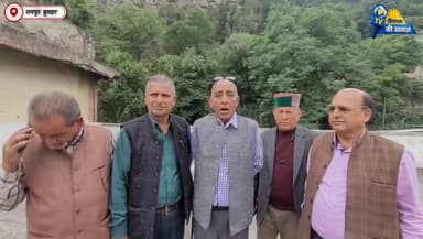 एचआरटीसी पेंशनर्स ने उठाई लंबित मांगों के शीघ्र निपटारे की आवाज़
रामपुर बुशहर में एचआरटीसी पेंशनर्स कल्याण संगठन (रामपुर एवं रिकांगपिओ इकाई) की मासिक बैठक आयोजित की गई, जिसकी अध्यक्षता प्रीतम चंद चौहान ने की। बैठक में बड़ी संख्या में पेंशनर्स ने भाग लेते हुए अपनी लंबित मांगों और समस्याओं को प्रमुखता से उठाया।
पेंशनर्स ने सरकार और निगम प्रबंधन से मांग की कि 1 जनवरी 2016 से देय वेतन एवं भत्तों का भुगतान, लंबित डीए की किस्त, मेडिकल रिवर्समेंट बिलों का निपटारा, बकाया पेंशन राशि तथा एरिया की ₹50,000 की किस्त का भुगतान जल्द से जल्द किया जाए।
बैठक में वक्ताओं ने कहा कि लंबे समय से लंबित मामलों के कारण सेवानिवृत्त कर्मचारियों को आर्थिक परेशानियों का सामना करना पड़ रहा है। संगठन ने चेतावनी दी कि यदि मांगों पर शीघ्र सकारात्मक कार्रवाई नहीं हुई तो भविष्य में आंदोलनात्मक रणनीति पर भी विचार किया जा सकता है।
#HRTC #HRTCPensioners #RamourBushahr #PensionersMeeting #HimachalPradesh #PensionNews #RetiredEmployees #PensionIssue #MedicalReimbursement #DAArrears #HRTCNews #HimachalNews #TeamGroundZero #GroundZeroNews #BreakingNews #RampurNews #KinnaurNews #PensionUpdate #VoiceOfPensioners #NewsUpdate