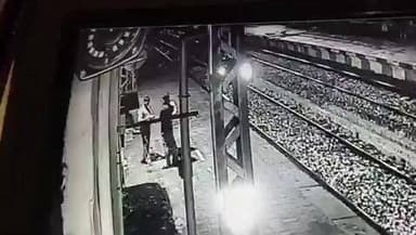 खुर्जा जंक्शन पर युवक ने रेल के सामने कूद कर दी जान
#KhurjaJunction #KhurjaNews #RailwayNews #BreakingNews #UttarPradesh #Bulandshahr #TrainAccident #LocalNews #HindiNews #NewsUpdate #RailwayStation #PublicSafety #ViralNews #IndiaNews #LatestNews