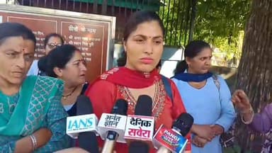 #मेडिकल कॉलेज चंबा में महिला कर्मचारियों द्वारा लगाए गए शोषण के आरोपों के बीच मामले में दूसरा पक्ष भी सामने आया है। संबंधित पक्ष के प्रतिनिधियों ने एडीसी चंबा अमित मेहरा से मुलाकात कर मामले की निष्पक्ष जांच करवाने तथा अपनी सुरक्षा और रोजगार की सुरक्षा सुनिश्चित करने की मांग उठाई।
दूसरे पक्ष का कहना है कि उनके खिलाफ लगाए गए सभी आरोप पूरी तरह से निराधार और तथ्यों से परे हैं। उन्होंने प्रशासन से आग्रह किया कि मामले की जांच बिना किसी दबाव और पूर्वाग्रह के की जाए ताकि सच्चाई सामने आ सके।
प्रतिनिधिमंडल ने एडीसी को सौंपे गए ज्ञापन में कहा कि आरोपों के चलते उनकी छवि को नुकसान पहुंचा है और उन्हें अपनी नौकरी को लेकर भी चिंता है। उन्होंने मांग की कि जांच पूरी होने तक किसी भी प्रकार की कार्रवाई से पहले सभी पक्षों को निष्पक्ष रूप से सुना जाए।
एडीसी अमित मेहरा ने प्रतिनिधिमंडल की बात सुनी और उन्हें आश्वस्त किया कि प्रशासन कानून के दायरे में रहते हुए मामले की निष्पक्ष जांच सुनिश्चित करेगा। उन्होंने कहा कि सभी पक्षों को अपनी बात रखने का पूरा अवसर दिया जाएगा और तथ्यों के आधार पर ही आगे की कार्रवाई की जाएगी।
गौरतलब है कि इससे पहले मेडिकल कॉलेज चंबा में कार्यरत कुछ महिला कर्मचारियों ने सफाई व्यवस्था से जुड़े एक ठेकेदार और उसके सहयोगी पर नौकरी का दबाव बनाकर शोषण करने के गंभीर आरोप लगाए थे, जिसकी शिकायत महिला थाना चंबा में दर्ज करवाई गई है। मामले को लेकर अब दोनों पक्ष अपने-अपने दावे प्रस्तुत कर रहे हैं और प्रशासनिक स्तर पर जांच की प्रक्रिया जारी है।
बाइट इच्छा देवी सफाई कर्मचारी।
बाइट रेखा देवी सफाई कर्मचारी।
बाइट सन्नी मैनेजर।
बाइट एडीएम चंबा अमित मेहरा