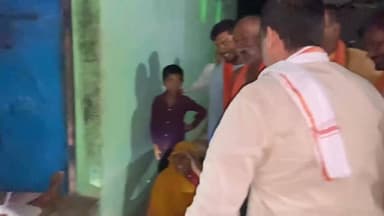 ग्राम गिलौहा में पढ़ाई कर रहे होनहार बालक से मिले राजनगर विधायक
लवकुशनगर। राजनगर विधानसभा क्षेत्र के ग्राम गिलौहा के भ्रमण के दौरान विधायक ने घर के बाहर बैठकर पढ़ाई कर रहे एक होनहार बालक से मुलाकात की। इस दौरान उन्होंने बच्चे से उसकी पढ़ाई, भविष्य के लक्ष्य और सपनों को लेकर बातचीत की।
बातचीत के दौरान बालक ने शिक्षा के प्रति अपनी रुचि और आगे बढ़ने की इच्छा व्यक्त की। विधायक ने बच्चे की लगन और आत्मविश्वास की सराहना करते हुए उज्ज्वल भविष्य की शुभकामनाएं दीं।
उन्होंने कहा कि ग्रामीण क्षेत्रों में प्रतिभाओं की कोई कमी नहीं है, जरूरत केवल उन्हें उचित अवसर और प्रोत्साहन देने की है। ऐसे बच्चे समाज और देश के भविष्य की मजबूत नींव हैं।
क्षेत्रवासियों ने भी इस पहल की सराहना करते हुए शिक्षा के प्रति जागरूकता बढ़ाने की आवश्यकता पर जोर दिया।
बुंदेली भौकाल Bundeli24Express bundelkhand bharat news- बुंदेलखंड भारत समाचार BJP Madhya Pradesh
#Rajnagar #LuvkushNagar #Giloha #Chhatarpur #Bundelkhand #EducationNews #RuralTalent #StudentInspiration #PositiveNews #GroundReport