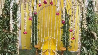 नाथद्वारा के श्री द्वारकाधीश मन्दिर में पुष्प वितान मनोरथ की अलौकिक झाँकी
#rajsamandnews #dwarkadhish
श्री पुष्टिमार्गीय तृतीय पीठ प्रन्यास – कांकरोली द्वारा संचालित श्री द्वारकाधीश मन्दिर – नाथद्वारा में तृतीय पीठाधीश श्री वागीशकुमारजी महाराजश्री के निर्देशन में अधिक मास के मनोरथों का दौर चल रहा है। प्रत्येक मनोरथ में जनसैलाब उमड़ रहा है और श्री द्वारकधीश प्रभु एवं श्री लालन के दर्शन कर धन्यता प्राप्त कर रहे है। आज शयन में पुष्प वितान के मनोरथ का दिव्य आयोजन किया गया।
कहते है कि पुष्टिमार्ग में सेवा को बोझ या कर्मकांड नहीं माना जाता। यह विशुद्ध रूप से प्रेम का मार्ग है। पुष्पवितान मनोरथ इसी प्रेम-रस का एक सुंदर उदाहरण है जहाँ हर एक फूल भक्त के प्रेम का प्रतीक बनकर प्रभु को रिझाता है। पुष्प वितान मनोरथ में निज मन्दिर के भीतर दिव्य कुंज एवं फूल की छतरी का निर्माण किया गया। इसमें विविध प्रकार के सुगंधित और ताज़ा फूलों (गुलाब, मोगरा, कमल, चमेली) का उपयोग करके एक भव्य मंडप बनाया गया। समग्र मन्दिर परिसर को भी फूलों से सजाया गया। इसका उद्देश्य ठाकुरजी को साक्षात् प्राकृतिक वातावरण और निकुंज की अनुभूति कराना है।
अधिक ज्येष्ठ मास की गर्मी में फूलों की शीतलता प्रभु को गर्मी से राहत और आनंद देने का भाव प्रकट करती है। यह मनोरथ एक भक्त के सर्वस्व न्योछावर करने की भावना को दर्शाता है। भक्त इन फूलों के माध्यम से अपनी सभी सांसारिक वासनाओं को प्रभु के चरणों में समर्पित कर देता है। जब भक्त पुष्पवितान के नीचे बिराजे ठाकुरजी के दर्शन करते हैं, तो उन्हें ब्रज के वृंदावन और कुंजों में होने वाली रासलीला का अहसास होता है। इस मनोरथ का एक उद्देश्य प्रभु को ठंडक और सुगंध प्रदान करना होता है जो भक्तों के मन को भी शांति और शीतलता देता है। यदि सब कुछ शीतल करना है तो सितोपचार के विविध मनोरथों से श्री प्रभु की कृपा भक्तजनों पर बनी रहती है। यह अद्भुत दर्शन करीब दो घण्टे चले। मनोरथ दर्शन करने के लिए दुर दुर से भक्तजन उमड़े।