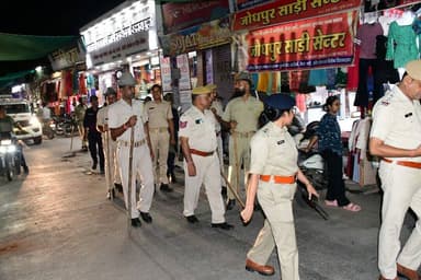 जिला पुलिस अधीक्षक बून्दी श्री अवनीश कुमार शर्मा (IPS) के निर्देशन में पुलिस अधिकारियों द्वारा शहर में सायंकालीन गश्त के दौरान बाजार क्षेत्र में सड़क पर अतिक्रमण नहीं करने हेतु दुकानदारों से समझाइश की गई।
साथ ही बिना नंबर प्लेट, अवैध स्टिकर लगे वाहनों एवं https://t.co/VNdUPDOudd