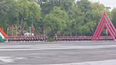 देहरादून में IMA की पासिंग आउट परेड शुरू, भारतीय सेना को मिलेंगे 481 युवा सैन्य अधिकारी।
भारतीय सैन्य अकादमी के ऐतिहासिक ड्रिल स्क्वायर पर शनिवार सुबह पासिंग आउट परेड शुरू हो गई। परेड के साथ भारतीय सेना को 481 युवा सैन्य अधिकारी मिल रहे हैं, जबकि 16 मित्र देशों के 34 ऑफिसर कैडेट भी प्रशिक्षण पूरा कर अपने-अपने देशों की सेनाओं में शामिल होने जा रहे हैं। कुल 515 कैडेट अंतिम पग भरकर सैन्य जीवन की नई शुरुआत कर रहे हैं।
परेड की सलामी राष्ट्रपति द्रौपदी मुर्मु ले रही हैं। इस अवसर पर सेना के वरिष्ठ अधिकारी, गणमान्य अतिथि और कैडेटों के परिजन भी मौजूद हैं। पूरे समारोह का सबसे महत्वपूर्ण क्षण वह होगा, जब कैडेट ‘अंतिम पग’ भरकर भारतीय सेना में अधिकारी के रूप में शामिल होंगे।
इस बार की पासिंग आउट परेड कई मायनों में ऐतिहासिक है। पहली बार महिला कैडेट पुरुष कैडेटों के साथ कदमताल करती नजर आ रही हैं। आइएमए के इतिहास में इसे एक महत्वपूर्ण पड़ाव माना जा रहा है। अगस्त 2022 में राष्ट्रीय रक्षा अकादमी (एनडीए) में प्रवेश लेने वाली महिला कैडेटों के पहले बैच में शामिल आठ महिला कैडेट वर्तमान में आइएमए में प्रशिक्षण प्राप्त कर रही हैं और आज परेड का हिस्सा बनी हैं।
#IMA #PassingOutParade #IndianArmy #Dehradun #DefenceNews #DroupadiMurmu #WomenCadets #UttarakhandNews #JaiHind #indianmilitaryacademy #highlightseveryone #followerseveryone #UttarakhandNews
