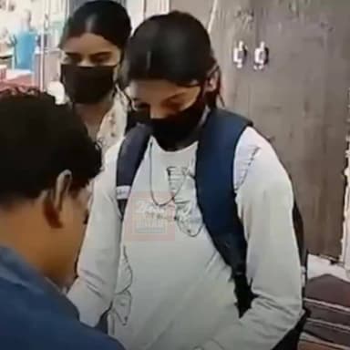पटना में ज्वेलरी शॉप लूट की कोशिश नाकाम, दुकान में ही फंस गईं दो युवतियां
बिहार की राजधानी पटना के दीघा थाना क्षेत्र स्थित कुर्जी पुल के पास एक ज्वेलरी दुकान में लूट की कोशिश का सनसनीखेज मामला सामने आया है। बताया जा रहा है कि दो युवतियां ग्राहक बनकर मां वैष्णवी ज्वेलर्स में पहुंचीं और दुकानदार से जेवरात दिखाने को कहा।
इसी दौरान एक युवती ने अचानक दुकानदार पर पेपर स्प्रे से हमला कर लूटपाट की कोशिश की। हालांकि दुकानदार ने सूझबूझ दिखाते हुए तुरंत दुकान से बाहर निकलकर शटर लॉक कर दिया, जिससे दोनों युवतियां दुकान के अंदर ही फंस गईं।
पूरी घटना दुकान में लगे CCTV कैमरे में कैद हो गई है। सूचना मिलने पर पुलिस मौके पर पहुंची और दोनों युवतियों को हिरासत में लेकर पूछताछ शुरू कर दी। पुलिस मामले की जांच में जुटी हुई है।
#Patna #Digha #JewelleryShop #LootAttempt #CCTV #PatnaNews #BiharNews #BreakingNews #CrimeNews #24HQLiveBihar