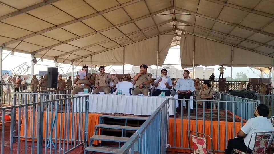 #जिलाधिकारी रविंद्र कुमार के साथ #भाजपा #जिलाध्यक्ष ध्रुव सिंह ने किया सीएम योगी आगमन पर जनसभा स्थल का निरीक्षण
