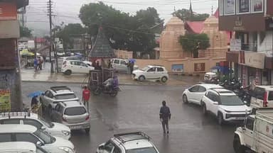 धर्मशाला में बारिश बनी बड़ी चुनौती!
मैच शुरू होने में अब ज्यादा समय नहीं बचा है, लेकिन धर्मशाला स्टेडियम पर बारिश लगातार जारी है। क्रिकेट प्रेमियों की निगाहें आसमान पर टिकी हैं और सभी को बारिश थमने का इंतजार है।
क्या समय पर शुरू हो पाएगा मुकाबला या मौसम डालेगा खलल? बने रहिए हमारे साथ।
#Dharamshala #RainUpdate #CricketMatch #INDvsAFG #HPCA #DharamshalaStadium #WeatherUpdate #CricketFans #EkNazarHimachalNews