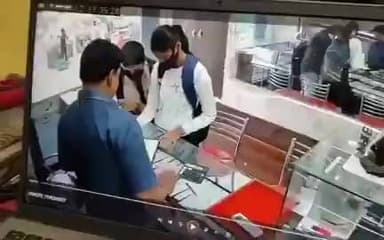 🚨 पटना के दीघा में ज्वेलरी शॉप लूटने की कोशिश नाकाम!
दो लड़कियां पेपर स्प्रे लेकर दुकान में पहुंचीं और लूट की कोशिश की, लेकिन दुकानदार ने सूझबूझ दिखाते हुए खुद को बचाया और तुरंत शोर मचा दिया।
आवाज सुनकर आसपास के लोग मौके पर पहुंच गए और दोनों को वहीं पकड़ लिया। पूरी घटना दुकान में लगे CCTV कैमरे में कैद हो गई। 😳
अपराध की योजना चाहे कितनी भी बड़ी क्यों न हो, सतर्कता और साहस कई बार उसे मौके पर ही फेल कर देते हैं। 👏
#Patna #Digha #JewelleryShop #LootAttempt #PaperSpray #CCTV #CrimeNews #BiharNews #BreakingNews #ViralVideo #PatnaPolice #Trending