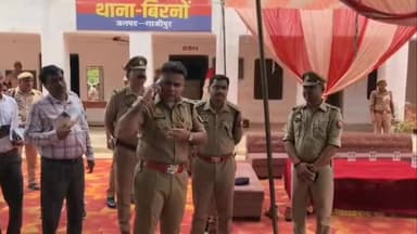 #गाजीपुर के बिरनो थाने में अत्याधुनिक प्रशासनिक भवन का निर्माण कार्य शुरू हो गया है। प्रदेश सरकार की मंजूरी के बाद 8 करोड़ 18 लाख 66 हजार रुपये से अधिक की लागत से यह भवन बनाया जाएगा। पुलिस अधीक्षक डॉ. ईरज राजा ने शनिवार को भूमि पूजन कर इस महत्वाकांक्षी परियोजना की आधारशिला रखी। नए भवन में हाईटेक सुविधाओं के साथ पुलिसकर्मियों के लिए आवासीय व्यवस्था भी होगी।यह परियोजना बिरनो थाने को आधुनिक सुविधाओं से सुसज्जित एक मॉडल थाने के रूप में विकसित करेगी। उत्तर प्रदेश पुलिस आवास निगम द्वारा इसका निर्माण कराया जा रहा है। इसका उद्देश्य पुलिस कार्यप्रणाली को अधिक प्रभावी बनाना और जनता को बेहतर पुलिस सेवाएं उपलब्ध कराना है।नए भवन में महिला एवं पुरुष लॉकअप, मीडिया सेल, महिला हेल्प सेल, मीटिंग हॉल, मालखाना, आगंतुक कक्ष और आधुनिक कार्यालयों की व्यवस्था की जाएगी। इसके अतिरिक्त, पुलिसकर्मियों के लिए आवश्यक आवासीय सुविधाएं भी विकसित की जाएंगी, जिससे उन्हें बेहतर कार्य-जीवन संतुलन मिल सके।शासन द्वारा इस परियोजना के लिए कुल 818.66 लाख रुपये स्वीकृत किए गए हैं। प्रथम चरण में 409.33 लाख रुपये की धनराशि जारी कर दी गई है। निर्माण कार्य उत्तर प्रदेश पुलिस आवास निगम लिमिटेड की वाराणसी इकाई द्वारा संपन्न कराया जाएगा।भवन के भूतल पर प्रभारी निरीक्षक कक्ष, कार्यालय, लॉकअप और मालखाना बनाया जाएगा। प्रथम तल पर उपनिरीक्षक कक्ष, महिला सेल, मीडिया सेल और मीटिंग हॉल की सुविधा होगी। वहीं, द्वितीय तल पर 28 आरक्षियों के लिए आवासीय परिसर, मेस, डाइनिंग हॉल, रिक्रिएशन हॉल और हेड कांस्टेबल कक्ष का निर्माण किया जाएगा।पुलिस अधीक्षक डॉ. ईरज राजा ने कहा कि यह नया भवन पुलिस कार्यप्रणाली को और अधिक प्रभावी बनाएगा तथा जनता को बेहतर पुलिस सेवाएं उपलब्ध कराने में मददगार साबित होगा। स्थानीय लोगों का भी मानना है कि इस निर्माण से क्षेत्र में कानून व्यवस्था और पुलिस व्यवस्था दोनों को मजबूती मिलेगी।
बाईट-ईरज राजा,एसपी गाजीपुर #GhazipurNews #Ghazipurup61 #ghazuprnews #समाचारगाजीपुर