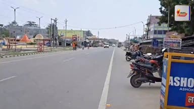 🚘सूर्यगढ़ा पहुंचते ही रुका काफिला,कार्यकर्ताओं ने किया भव्य स्वागत
#VivekThakur #सांसद_विवेक_ठाकुर #सूर्यगढ़ा #लखीसराय #BJP #BiharNews #PoliticalNews #BreakingNews #स्वागत_समारोह #NewsUpdate
नवादा लोकसभा क्षेत्र के सांसद Vivek Thakur के सूर्यगढ़ा आगमन पर रविवार को भाजपा कार्यकर्ताओं एवं समर्थकों ने उनका गर्मजोशी के साथ भव्य स्वागत किया। पटना से मुंगेर जाने के क्रम में सूर्यगढ़ा पहुंचे सांसद का विभिन्न स्थानों पर फूल-मालाओं से अभिनंदन किया गया। स्वागत को लेकर कार्यकर्ताओं में खासा उत्साह देखने को मिला।
जानकारी के अनुसार सांसद ने बड़हिया स्थित जगदम्बा स्थान में पूजा-अर्चना कर क्षेत्र की सुख-समृद्धि की कामना की और इसके बाद सूर्यगढ़ा के लिए प्रस्थान किया। प्रखंड क्षेत्र के रामपुर शहीद द्वार के समीप रामपुर मुखिया सुधांशु कुमार के नेतृत्व में भाजपा कार्यकर्ताओं ने सांसद का जोरदार स्वागत किया। इस दौरान समर्थकों ने फूल-मालाएं पहनाकर उनका अभिनंदन किया तथा सांसद के समर्थन में जमकर नारेबाजी की।
सूर्यगढ़ा नगर पहुंचने पर थाना चौक के समीप भाजपा नगर अध्यक्ष सह वार्ड पार्षद रौशन कुमार उर्फ सुग्गा झा के नेतृत्व में भी कार्यकर्ताओं ने सांसद का भव्य स्वागत किया। कार्यकर्ताओं ने उन्हें फूल-मालाओं से लादकर सम्मानित किया और संगठन के प्रति अपनी निष्ठा एवं प्रतिबद्धता दोहराई।
स्वागत कार्यक्रम के दौरान पूरे क्षेत्र में उत्सव जैसा माहौल बना रहा। जगह-जगह उपस्थित लोगों ने सांसद का अभिवादन किया तथा क्षेत्र के विकास से जुड़ी अपनी अपेक्षाएं भी उनके समक्ष रखीं। बड़ी संख्या में भाजपा कार्यकर्ता, पदाधिकारी एवं समर्थक कार्यक्रम में शामिल हुए।
स्वागत एवं शुभकामनाएं स्वीकार करने के बाद सांसद विवेक ठाकुर का काफिला मुंगेर के लिए रवाना हो गया। पूरे कार्यक्रम में कार्यकर्ताओं का उत्साह और संगठन की एकजुटता देखने लायक रही।