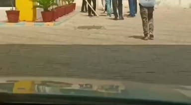 *एटा ब्रेकिंग....*
*एटा में पेट्रोल पंप पर व्यक्ति की पिटाई का वीडियो वायरल,*
*लाठी-डंडों और लात-घूंसों से हमला करते दिखे पेट्रोल पंप कर्मचारी,*
*वायरल वीडियो में व्यक्ति को घेरकर मारपीट करते नजर आए कर्मचारी,*
*मारपीट की वजह फिलहाल अभी स्पष्ट नहीं हो सकी,*
*पुलिस वायरल वीडियो के आधार पर पूरे मामले की जांच में जुटी,*
*थाना कोतवाली नगर क्षेत्र के GT रोड स्थित खेमका पेट्रोल पंप की बताई जा रही घटना।*
#Etah
#EtahNews
#ViralVideo
#PetrolPumpViralVideo
#PetrolPumpFight
#BreakingNews
#UPNews
#EtahPolice
#GTroadEtah
#MarpitVideo
#CrimeNews
#UttarPradesh
#ViralNews
#PoliceInvestigation
#KhemkaPetrolPump
#EtahBreaking
#SocialMediaViral
#LawAndOrder
#TrendingNow
#HindiNews
🚨 एटा में पेट्रोल पंप पर युवक की पिटाई का वीडियो वायरल!
लाठी-डंडों और लात-घूंसों से हमला करते दिखे कर्मचारी, पुलिस जांच में जुटी।
#Etah #ViralVideo #UPNews #EtahPolice #BreakingNews #PetrolPumpFight #TrendingNow 🚔