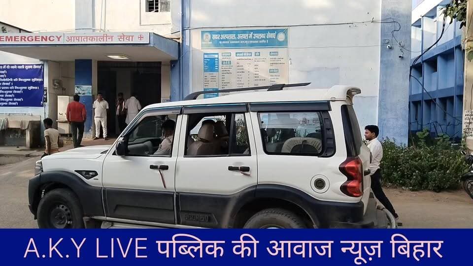 🚨 अरवल में 'मंगलसूत्र चोर' महिला रंगे हाथों गिरफ्तार! धार्मिक मेले को बना रखा था चोरी का अड्डा! 🚨अरवल: सावधान! आस्था के केंद्रों को भी नहीं छोड़ रहे हैं ये शातिर चोर! अरवल जिले के प्रसिद्ध मधु शर्मा मेले में बीते कई दिनों से महिला श्रद्धालुओं के मंगलसूत्र, पर्स, मोबाइल और पैसे गायब हो रहे थे। लेकिन इस बार मेहंदिया पुलिस की 'तीसरी आंख' से यह शातिर महिला बच नहीं सकी।मेहंदिया पुलिस ने गुप्त सूचना के आधार पर जाल बिछाया और इस 'लेडी चोर' को रंगे हाथों धर दबोचा!👉 कौन है यह महिला?पकड़ी गई महिला की पहचान औरंगाबाद जिले के हसपुरा प्रखंड (सोनबरसा गांव) निवासी लवकुश पासवान की पत्नी रेखा देवी (उम्र 30 वर्ष) के रूप में हुई है।🔥 धार्मिक स्थलों को कर रहे प्रदूषित:लाखों लोगों की आस्था के केंद्र मधु शर्मा मेले में ऐसी वारदातें शर्मनाक हैं। जहां लोग भगवान के दर्शन और पुण्य कमाने आते हैं, वहां ये लोग चोरी की घटनाओं को अंजाम देकर पवित्रता को कलंकित कर रहे हैं। फिलहाल मेहंदिया पुलिस ने इस महिला को जेल की सलाखों के पीछे भेज दिया है। Public ki Awaz #अरवल_न्यूज #विश्व_रक्तदान_दिवस #रक्तदान_महादान #publickiawaaznews #ArwalNews #MehandiyaPolice #CrimeNews #BiharNews #Alert Public Ki Awaz - News
