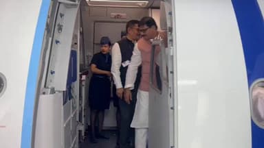 आज जेवर के किसानों ने लखनऊ की धरती पर कदम रखकर, इतिहास के एक नए अध्याय को जीवंत किया। यह हर किसान के सम्मान और स्वाभिमान का गौरवपूर्ण क्षण है।
#JewarKeKisan #VikasAurVishwas #NoidaInternationalAirport #KisanKiUdaan #Jewar_ki_Udaan #FarmersWithMLAJewarToCMUP https://t.co/IOHhqGrbQv