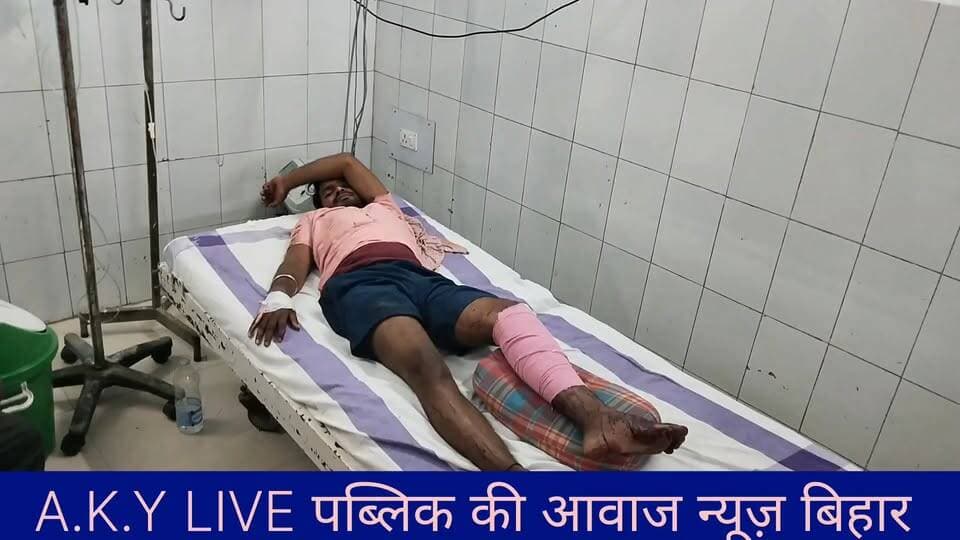 🚨 ब्रेकिंग न्यूज़: अरवल में रफ्तार का कहर, ट्रैक्टर ने बाइक सवार दो दोस्तों को कुचला, हालत गंभीर! 🚨#ArwalNews #RoadAccident #BiharNews #BreakingNews📍 अरवल (कुर्था): अरवल जिले के कुर्था थाना क्षेत्र से इस वक्त की एक बहुत ही दुखद और बड़ी खबर सामने आ रही है! लारी बाजार जा रहे दो जिगरी दोस्त रफ्तार के सौदागर (अनियंत्रित ट्रैक्टर) का शिकार हो गए हैं। टक्कर इतनी जोरदार थी कि बाइक के परखच्चे उड़ गए और दोनों दोस्त जिंदगी और मौत के बीच जूझ रहे हैं।🔴 कैसे हुआ हादसा?मिली जानकारी के अनुसार, कुर्था थाना अंतर्गत जमालपुर गांव निवासी वीरेंद्र चंद्रवंशी के पुत्र गौतम कुमार अपने दोस्त रवि रंजन कुमार के साथ बाइक पर सवार होकर लारी बाजार की ओर जा रहे थे। इसी दौरान एक अनियंत्रित ट्रैक्टर ने उन्हें जोरदार टक्कर मार दी।🏥 सदर अस्पताल से PMCH पटना रेफरघटना के बाद मौके पर चीख-पुकार मच गई। स्थानीय ग्रामीणों और परिजनों ने तत्परता दिखाते हुए दोनों घायलों को तुरंत सदर अस्पताल में भर्ती कराया। प्राथमिक उपचार के बाद डॉक्टरों ने दोनों की गंभीर स्थिति को देखते हुए बेहतर इलाज के लिए PMCH (पटना) रेफर कर दिया है।✍️ जनता से अपील और सवाल:आखिर इन अनियंत्रित ट्रैक्टरों की रफ्तार पर कब लगेगा लगाम?लारी बाजार रोड पर आए दिन हो रहे हादसों का जिम्मेदार कौन?भगवान से प्रार्थना करें कि दोनों भाई सुरक्षित और जल्द ठीक होकर अपने घर लौटें! 🙏 Public ki Awaz Public Ki Awaz - News #अरवल_न्यूज #Paliganjnews #विश्व_रक्तदान_दिवस #रक्तदान_महादान #PatnaAccident #PrayForThem #paliganj #AccidentUpdate #BiharCrime #bihar