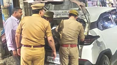 🚦🚔 जसवंतनगर में जाम के खिलाफ पुलिस का बड़ा एक्शन!
🔥 सदर बाजार और नगर क्षेत्र में बढ़ती जाम की समस्या को देखते हुए पुलिस ने विशेष अभियान चलाया। थाना प्रभारी कमल भाटी के नेतृत्व में कार्रवाई करते हुए 10 ई-रिक्शा सीज किए गए और 50 चार पहिया वाहनों के चालान काटे गए।
🚨 पुलिस का कहना है कि अवैध पार्किंग, गलत दिशा में वाहन चलाने और सड़क पर मनमाने ढंग से वाहन खड़े करने वालों के खिलाफ अभियान आगे भी जारी रहेगा।
📍 लोकेशन: जसवंतनगर, इटावा
🤔 क्या आपको लगता है कि इस कार्रवाई से नगर की जाम समस्या कम होगी?
👇 अपनी राय कमेंट में जरूर दें।
📲 क्षेत्र की हर बड़ी खबर के लिए DPS Channel को फॉलो करें।
#Jaswantnagar #Etawah #TrafficPolice #TrafficAction #JamFreeJaswantnagar #UPPolice #KamalBhati #EtawahNews #DPSChannel #MohammadAsifKhan #BreakingNews 🚔🚦