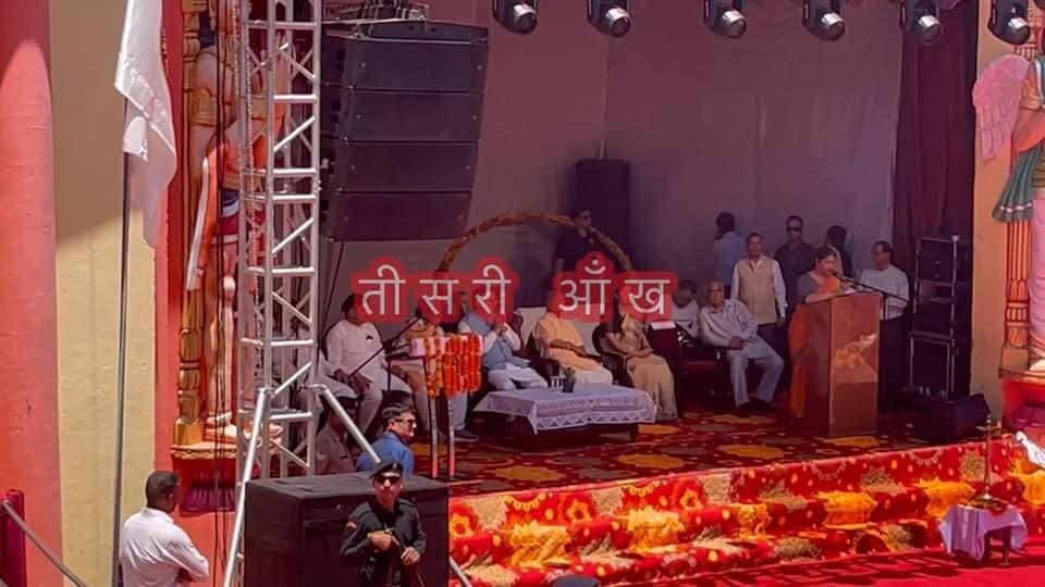 पौड़ी में मुख्यमंत्री के कार्यक्रम में एक छात्रा की आवाज़ बनी सबसे बड़ी चर्चा!
पौड़ी की छात्रा वैष्णवी डिमरी ने मंच के सामने नहीं, बल्कि मंच के पीछे की व्यवस्था पर सवाल उठाए।
#कार्यक्रम कितना रहा सफल?? पौड़ी की जनता ने मुख्यमंत्री को कितना किया पसंद यह जनता ही जान🙏
#लेकिन एक छात्रा ने यह जरूर साबित कर दिया कि लोकतंत्र में सवाल पूछने का साहस आज भी ज़िंदा है।