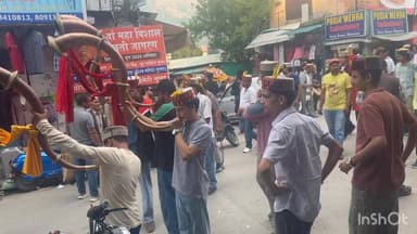 ऐतिहासिक आस्था और भव्य परंपरा का संगम: भुन्तर शाढ़ी जांच मेले में निकली देवता सूरज पाल जी महाराज की दिव्य रथ यात्रा
भुन्तर की पावन धरती एक बार फिर देव संस्कृति और आस्था के रंग में रंग उठी, जब देवता देवता सूरज पाल जी महाराज अपने हरियानों और सैकड़ों देवलुओं के साथ भव्य रथ यात्रा में शामिल हुए। हर साल की तरह इस वर्ष भी शाढ़ी जांच मेले में देव परंपराओं की अद्भुत झलक देखने को मिली।
देवता का रथ बड़े भूइन स्थित प्राचीन मंदिर से पारंपरिक वाद्य यंत्रों, ढोल-नगाड़ों और जयकारों के बीच रवाना हुआ। पुराने पुल से होते हुए यह विशाल रथ यात्रा भुन्तर बाजार पहुंची, जहां श्रद्धालुओं ने देवता के दर्शन कर आशीर्वाद प्राप्त किया। पूरे बाजार में भक्तिमय माहौल बना रहा और “जय देव” के जयकारों से वातावरण गूंज उठा।
स्थानीय लोगों के अनुसार भुन्तर का यह ऐतिहासिक मेला केवल एक धार्मिक आयोजन नहीं, बल्कि कुल्लू की समृद्ध देव संस्कृति और लोक परंपराओं का प्रतीक है। पुराने समय में इस मेले को “तोरानाहुली” के नाम से भी जाना जाता था, जिसकी पहचान आज भी बुजुर्गों और स्थानीय इतिहास में जीवित है।
रथ यात्रा के दौरान पारंपरिक नृत्य, देव वाद्य यंत्रों की मधुर धुन और श्रद्धालुओं की भारी भीड़ ने मेले की रौनक को और बढ़ा दिया। दूर-दूर से पहुंचे लोगों ने इस ऐतिहासिक पल को अपने मोबाइल कैमरों में कैद किया।
भुन्तर शाढ़ी जांच मेला हर वर्ष देव आस्था, भाईचारे और सांस्कृतिक विरासत को नई पहचान देता है। इस बार मेले की सजावट और व्यवस्थाओं की भी लोगों ने जमकर सराहना की।
#BhuntarMela #ShadhiJanch #DevtaSurajPalJi #KulluCulture #HimachalPradesh #DevParampara #RathYatra #BhuntarNews #HimachalNews #ABNNews #KulluDevCulture #TraditionalFestival #Toranahuli #HimachaliCulture #DevBhoomi #BhuntarBazaar