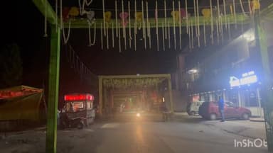 🎡 कुल्लू के विधायक सुंदर सिंह ठाकुर ने बदली भुंतर मेले की तस्वीर, इतिहास में पहली बार दिखी ऐसी शानदार सजावट!
भुंतर में आयोजित इस बार का मेला लोगों के बीच खास आकर्षण का केंद्र बना हुआ है। स्थानीय लोगों का कहना है कि भुंतर मेले के इतिहास में पहली बार मेले को इतने सुंदर और व्यवस्थित तरीके से सजाया गया है। ✨
रंग-बिरंगी रोशनी, आकर्षक सजावट और बेहतरीन व्यवस्थाओं ने मेले की रौनक को कई गुना बढ़ा दिया है। मेले में पहुंच रहे लोग खुले दिल से प्रशासन और आयोजन समिति की तारीफ़ कर रहे हैं। 🎊
लोगों का कहना है कि कुल्लू के विधायक के प्रयासों से इस बार मेले को एक नया और भव्य रूप मिला है, जिससे भुंतर की पहचान और भी मजबूत हुई है। बच्चों से लेकर बुजुर्गों तक हर कोई मेले की खूबसूरती का आनंद ले रहा है। 🏮🎠
📍भुंतर मेला इस समय पूरे क्षेत्र में चर्चा का विषय बना हुआ है और सोशल मीडिया पर भी लोग इसकी सजावट और व्यवस्थाओं की जमकर सराहना कर रहे हैं।
#BhuntarMela #Bhuntar #Kullu #HimachalPradesh #Mela2026 #BhuntarFair #HimachalNews #KulluNews #ABNNews #HimachalUpdates #DevBhoomi #FestivalVibes #TrendingNews #ViralNews #LocalNews #IndiaNews #HimachalCulture #BeautifulHimachal #FairCelebration