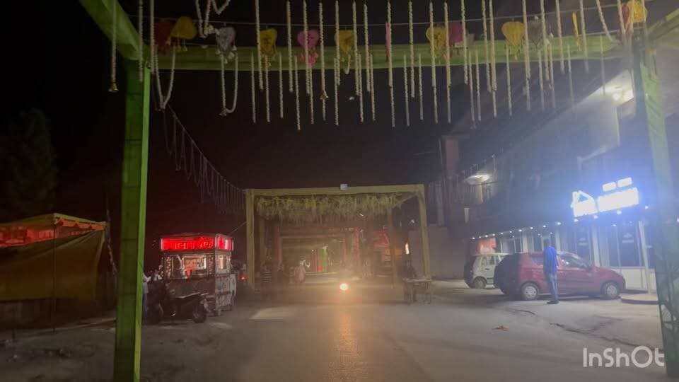 🎡 कुल्लू के विधायक सुंदर सिंह ठाकुर ने बदली भुंतर मेले की तस्वीर, इतिहास में पहली बार दिखी ऐसी शानदार सजावट!
भुंतर में आयोजित इस बार का मेला लोगों के बीच खास आकर्षण का केंद्र बना हुआ है। स्थानीय लोगों का कहना है कि भुंतर मेले के इतिहास में पहली बार मेले को इतने सुंदर और व्यवस्थित तरीके से सजाया गया है। ✨
रंग-बिरंगी रोशनी, आकर्षक सजावट और बेहतरीन व्यवस्थाओं ने मेले की रौनक को कई गुना बढ़ा दिया है। मेले में पहुंच रहे लोग खुले दिल से प्रशासन और आयोजन समिति की तारीफ़ कर रहे हैं। 🎊
लोगों का कहना है कि कुल्लू के विधायक के प्रयासों से इस बार मेले को एक नया और भव्य रूप मिला है, जिससे भुंतर की पहचान और भी मजबूत हुई है। बच्चों से लेकर बुजुर्गों तक हर कोई मेले की खूबसूरती का आनंद ले रहा है। 🏮🎠
📍भुंतर मेला इस समय पूरे क्षेत्र में चर्चा का विषय बना हुआ है और सोशल मीडिया पर भी लोग इसकी सजावट और व्यवस्थाओं की जमकर सराहना कर रहे हैं।
#BhuntarMela #Bhuntar #Kullu #HimachalPradesh #Mela2026 #BhuntarFair #HimachalNews #KulluNews #ABNNews #HimachalUpdates #DevBhoomi #FestivalVibes #TrendingNews #ViralNews #LocalNews #IndiaNews #HimachalCulture #BeautifulHimachal #FairCelebration