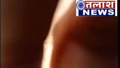 🚨 सीधी जिले के कमर्जी थाना प्रभारी पर हमला: LIVE वीडियो वायरल, इलाके में सनसनी
कमर्जी थाना | #Sidhi #BreakingNews #ViralVideo
सीधी जिले के कमर्जी थाना क्षेत्र में थाना प्रभारी पर हुए जानलेवा हमले का लाइव वीडियो सोशल मीडिया पर तेजी से वायरल हो रहा है। वीडियो में साफ देखा जा सकता है कि पुलिस टीम पर अचानक भीड़ ने हमला कर दिया, जिससे मौके पर अफरा-तफरी मच गई।
वीडियो में क्या दिखा?
सड़क जाम हटाने पहुंची पुलिस टीम
अचानक भीड़ का उग्र रूप
धारदार हथियारों से हमला
घायल अवस्था में थाना प्रभारी
"अब पुलिस एक्शन मोड में"
घटना के बाद पुलिस प्रशासन पूरी तरह अलर्ट हो गया है।
👉 5 थानों की संयुक्त टीम आरोपियों की तलाश में लगातार दबिश दे रही है।
" प्रशासन का सख्त संदेश"
पुलिस अधिकारियों का कहना है कि—
“हमले में शामिल किसी भी आरोपी को बख्शा नहीं जाएगा, जल्द गिरफ्तारी होगी।”
#सीधीहमला #SidhiPolice #BreakingNews #ViralVideo