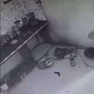 😱💥 घर की रसोई में अचानक फटा प्रेशर कुकर!
मध्य प्रदेश के शाजापुर में एक घर की किचन में हुआ यह हादसा CCTV में कैद हो गया। कुछ ही सेकंड पहले सब कुछ सामान्य था, लेकिन अचानक हुए धमाके ने पूरे घर में अफरा-तफरी मचा दी।
यह घटना रसोई में सावधानी बरतने और प्रेशर कुकर जैसे उपकरणों की नियमित जांच के महत्व को दर्शाती है। ⚠️
सुरक्षा में छोटी सी लापरवाही भी बड़े हादसे का कारण बन सकती है।
#PressureCookerBlast #Shajapur #MadhyaPradesh #KitchenAccident #HomeSafety #CCTV #ViralVideo #BreakingNews #SafetyFirst #IndiaNews #ShockingVideo