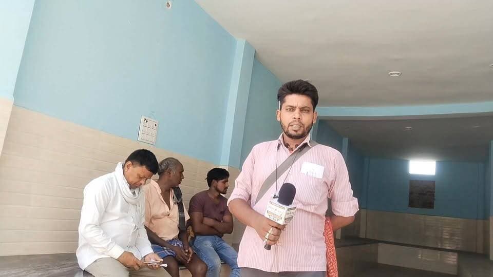 🚨 अरवल से बड़ी खबर: भोज में काम करने गए मजदूर की अचानक मौत, परिवार में मचा कोहराम! 😭💔मुख्य विवरण:अरवल जिले के कुर्था थाना अंतर्गत मठिया गांव से एक बेहद दर्दनाक खबर सामने आ रही है। मठिया गांव निवासी स्वर्गीय बिगन दास के 45 वर्षीय पुत्र नागेश दास नैन सुख बीघा निवासी नवलेश शर्मा के यहां एक भोज के कार्यक्रम में काम करने गए हुए थे।काम के दौरान ही अचानक नागेश दास की तबीयत बिगड़ी और मौके पर ही उनकी मौत हो गई। इस अचानक हुई मौत की खबर जैसे ही परिजनों तक पहुंची, घर में चीख-पुकार और कोहराम मच गया।गांव में पसरा मातम:इस हृदयविदारक घटना के बाद से पूरे मठिया गांव में मातम का माहौल है। परिजनों का रो-रोकर बुरा हाल है। किसी को यकीन नहीं हो रहा कि जो इंसान चंद घंटों पहले हंसते-खेलते काम पर निकला था, अब वह इस दुनिया में नहीं रहा। #अरवल_न्यूज #ArwalNews #Kurtha #BreakingNews #LocalNews #BiharNews #SadNews #Paliganjnews #arwalnews #विश्व_रक्तदान_दिवस #रक्तदान_महादान #PatnaAccident #PrayForThem #paliganj #AccidentUpdate #BreakingNews