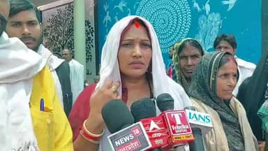 धारी कला में वोटर लिस्ट से 200 नाम कटने का आरोप, प्रधान प्रतिनिधि और ग्रामीणों ने डीएम को सौंपा ज्ञापन
गाजीपुर। देवकली ब्लॉक अंतर्गत ग्राम पंचायत धारी कला में मतदाता सूची से लगभग 200 लोगों के नाम काटे जाने का मामला सामने आया है। इस संबंध में ग्राम प्रधान प्रतिनिधि रमेश शर्मा ने जिलाधिकारी को ज्ञापन सौंपकर मामले की निष्पक्ष जांच कराने और दोषियों के खिलाफ कार्रवाई की मांग की है।
रमेश शर्मा ने आरोप लगाया कि राजनीतिक द्वेष की भावना से प्रेरित होकर ब्लॉक के कुछ कर्मचारियों की मिलीभगत से गांव के ही कुछ लोगों ने सुनियोजित तरीके से मतदाता सूची से नाम कटवाने का कार्य किया है। उनका कहना है कि विशेष रूप से चिन्हित लोगों के नाम वोटर लिस्ट से हटाए गए हैं, जिससे ग्रामीणों में आक्रोश व्याप्त है।
प्रधान प्रतिनिधि ने जिलाधिकारी से मांग की कि पूरे मामले की गहन जांच कराई जाए तथा जिन लोगों के नाम मतदाता सूची से हटाए गए हैं, उन्हें पुनः वोटर लिस्ट में जोड़ा जाए ताकि कोई भी पात्र नागरिक अपने मताधिकार से वंचित न रहे।
उन्होंने कहा कि लोकतंत्र में मतदान का अधिकार सबसे महत्वपूर्ण अधिकारों में से एक है और किसी भी पात्र मतदाता का नाम बिना उचित कारण के सूची से हटाया जाना गंभीर विषय है। ग्रामीणों ने भी प्रशासन से शीघ्र कार्रवाई की मांग की है।
फिलहाल प्रशासन की ओर से मामले की जांच के बाद ही स्थिति स्पष्ट हो सकेगी।
#उत्तर_प्रदेश #स्टेट_इलेक्शन_कमीशन
#डीएम_गाजीपुर
#सीडीओ_गाजीपुर
#खंड_विकास_अधिकारी_देवकली