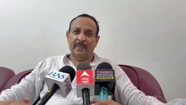 पूर्व मंत्री योगेश प्रताप सिंह ने टीएमसी सांसद सायानी घोष के एनडीए में शामिल होने की चर्चाओं पर तीखा तंज कसा है। उन्होंने कहा कि तृणमूल कांग्रेस के 28 सांसद और कई विधायक टूट चुके हैं, क्योंकि राजनीति में लोगों को तोड़ने के लिए 'पैसा, भय और लालच' का मिश्रण इस्तेमाल किया जा रहा है। उनके मुताबिक, इस माहौल में केवल वही बच सकते हैं जो हिमालय के कंदराओं में निर्मोह होकर बैठे हैं।
सिंह ने दावा किया कि आज उत्तर प्रदेश सहित पूरे देश में भय का माहौल है, जिससे सुप्रीम कोर्ट-हाई कोर्ट के जज, बड़े अफसर और नेता तक डरे हुए हैं। बंगाल में हो रही राजनीतिक उठापटक ममता बनर्जी की नाकामी नहीं, बल्कि केंद्रीय एजेंसियों की फाइल और डराने की राजनीति का नतीजा है। उन्होंने केंद्रीय एजेंसियों पर निशाना साधते हुए कहा कि सीबीआई और ईडी के मामलों में सजा की दर बेहद कम है। उन्होंने उदाहरण देते हुए कहा कि जेल जाने के बाद अरविंद केजरीवाल और मनीष सिसोदिया जैसे नेता बाहर आ गए और मुकदमे छूट गए, जिससे साफ है कि यह सिर्फ डराने का एक तरीका बन चुका है।
#YogeshPratapSingh #SayaniGhosh #TMC #NDA #TrinamoolCongress #MamataBanerjee #CBI #ED #PoliticalStatement #UttarPradeshPolitics #Defection #CentralAgencies