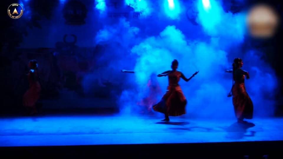 भारत की कालातीत सांस्कृतिक विरासत का भव्य उत्सव!
केरल के बेकल स्थित गोकुलम गौशाला ने एक ही स्थान पर आयोजित शास्त्रीय नृत्य महोत्सव में सर्वाधिक कलाकारों की भागीदारी का अद्भुत रिकॉर्ड स्थापित किया है। यह ऐतिहासिक उपलब्धि भारत की समृद्ध कला, संस्कृति और परंपराओं के संरक्षण एवं संवर्धन का प्रेरणादायक उदाहरण है।
इस गौरवपूर्ण उपलब्धि को इंडिया बुक ऑफ रिकॉर्ड्स द्वारा आधिकारिक मान्यता प्रदान की गई है।
#IndiaBookOfRecords #ClassicalDance #CulturalHeritage #IndianCulture #DanceFestival #Kerala #RecordHolder #IBR #भारतीयसंस्कृति #शास्त्रीयनृत्य #सांस्कृतिकविरासत #केरल #इंडियाबुकऑफरिकॉर्ड्स