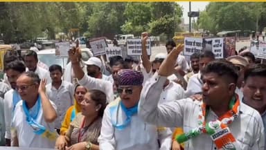 शहर की बदहाल व्यवस्था पर कांग्रेस का प्रदर्शन, प्रशासन को सौंपा ज्ञापन
बीकानेर में शहर की मूलभूत समस्याओं को लेकर कांग्रेस ओबीसी मोर्चा ने जिला कलेक्ट्रेट पर विरोध-प्रदर्शन किया। प्रदर्शन के दौरान सड़क, नाली, सीवरेज, साफ-सफाई, बिजली व्यवस्था और पीबीएम अस्पताल की अव्यवस्थाओं को प्रमुखता से उठाया गया। कांग्रेस नेताओं ने आरोप लगाया कि बारिश के बाद भी कई क्षेत्रों में जलभराव की स्थिति बनी हुई है, सीवरेज लाइनें चोक हैं और सड़कों की हालत खराब है। प्रदर्शन के बाद प्रशासन को ज्ञापन सौंपकर जल्द समाधान की मांग की गई।
#Bikaner #Congress #BikanerNews #RajasthanNews #PBMHospital #SewerageIssue #Waterlogging #LatestNews #HindiNews #NewsUpdate