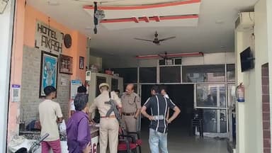 फतेहपुर के होटल में युवक का शव मिलने से सनसनी
बड़े शिवाला स्थित आकाश होटल में फांसी पर लटका मिला युवक
पुलिस जांच में जुटी,पोस्टमार्टम रिपोर्ट और परिजनों के बयान का इंतजार
✒️रिपोर्ट सानू के साथ अजय श्रीवास्तव
x.com/i/status/20667…
फतेहपुर। उत्तर प्रदेश के फतेहपुर शहर स्थित बड़े शिवाला क्षेत्र के एक होटल में युवक का शव संदिग्ध परिस्थितियों में मिलने से क्षेत्र में सनसनी फैल गई।प्रारंभिक जांच में मामला फांसी लगाकर आत्महत्या का प्रतीत हो रहा है,हालांकि पुलिस का कहना है कि पोस्टमार्टम रिपोर्ट और विस्तृत जांच के बाद ही मौत के वास्तविक कारणों की पुष्टि की जा सकेगी।मृतक की पहचान हरिहरगंज निवासी अंकित द्विवेदी के रूप में हुई है।
होटल के कमरे में मिला युवक का शव,इलाके में मचा हड़कंप
फतेहपुर जनपद के कोतवाली क्षेत्र अंतर्गत बड़े शिवाला स्थित आकाश होटल में मंगलवार को उस समय अफरा-तफरी मच गई जब एक युवक का शव होटल के कमरे में फांसी के फंदे से लटका हुआ मिला।घटना की जानकारी मिलते ही होटल कर्मचारियों और आसपास के लोगों में हड़कंप मच गया।
सूचना तत्काल पुलिस को दी गई,जिसके बाद कोतवाली प्रभारी निरीक्षक हेमंत कुमार मिश्रा पुलिस टीम के साथ मौके पर पहुंचे और घटनास्थल का बारीकी से निरीक्षण किया,पुलिस ने आवश्यक साक्ष्य जुटाने के बाद शव को कब्जे में लेकर पोस्टमार्टम के लिए भेज दिया।
हरिहरगंज निवासी अंकित द्विवेदी के रूप में हुई पहचान
प्रारंभिक जांच के दौरान मृतक की पहचान अंकित द्विवेदी पुत्र प्रेम बाबू द्विवेदी निवासी हरिहरगंज,फतेहपुर के रूप में हुई।पुलिस सूत्रों के अनुसार मृतक की उम्र लगभग 35 वर्ष बताई जा रही है।
जानकारी के मुताबिक अंकित द्विवेदी पूर्व में दिल्ली में रहकर कार्य करते थे।उनके पास मिले आधार कार्ड में दिल्ली का पता दर्ज होने के कारण शुरुआती स्तर पर पहचान को लेकर भ्रम की स्थिति बनी रही,लेकिन स्थानीय स्तर पर जांच के बाद उनकी पहचान फतेहपुर निवासी के रूप में हुई।
मौत के कारणों को लेकर कई सवाल
घटना के बाद स्थानीय लोगों के बीच तरह-तरह की चर्चाएं शुरू हो गई हैं।हालांकि पुलिस ने किसी भी प्रकार की अटकलों से बचने की अपील की है। फिलहाल यह स्पष्ट नहीं हो सका है कि युवक ने आत्महत्या क्यों की अथवा इसके पीछे कोई अन्य कारण है।
पुलिस अधिकारियों का कहना है कि परिजनों के पहुंचने और उनसे पूछताछ के बाद कई महत्वपूर्ण तथ्य सामने आ सकते हैं। साथ ही पोस्टमार्टम रिपोर्ट भी जांच की दिशा तय करने में महत्वपूर्ण भूमिका निभाएगी।
पुलिस कर रही हर पहलू से जांच
कोतवाली प्रभारी निरीक्षक हेमंत कुमार मिश्रा ने बताया कि सूचना मिलने पर पुलिस टीम तत्काल मौके पर पहुंची थी। शव को कब्जे में लेकर पोस्टमार्टम के लिए भेज दिया गया है। परिजनों की तलाश की जा रही है तथा मामले की गहन जांच जारी है। पुलिस सभी संभावित पहलुओं को ध्यान में रखकर जांच कर रही है।
फिलहाल यह मामला जांच के अधीन है और पुलिस किसी निष्कर्ष पर पहुंचने से पहले सभी तथ्यों को एकत्र कर रही है। पोस्टमार्टम रिपोर्ट, घटनास्थल से मिले साक्ष्य और परिजनों के बयान सामने आने के बाद ही युवक की मौत की परिस्थितियों को लेकर स्पष्ट तस्वीर सामने आ सकेगी।
🟥NDNEWS की अपील
जीवन अमूल्य है। किसी भी मानसिक तनाव,पारिवारिक समस्या,आर्थिक दबाव या व्यक्तिगत संकट की स्थिति में अकेले संघर्ष करने के बजाय परिवार,मित्रों,सामाजिक संगठनों या विशेषज्ञों से सहायता अवश्य लें।
🔹होटल और लॉज संचालक अपने यहां आने वाले व्यक्तियों का सत्यापन सुनिश्चित करें।
🔹मानसिक स्वास्थ्य को लेकर समाज में जागरूकता बढ़ाने की आवश्यकता है।
🔹प्रशासन और सामाजिक संस्थाएं तनावग्रस्त लोगों की सहायता हेतु हेल्पलाइन और परामर्श सेवाओं को मजबूत करें।
🔹किसी भी संदिग्ध गतिविधि की सूचना तत्काल पुलिस को दें।
🔹अफवाहों से बचें और केवल आधिकारिक जानकारी पर भरोसा करें।
समय पर संवाद, सहयोग और संवेदनशीलता कई जिंदगियां बचा सकती है।
👇👇
#NDNews #दैनिकनिष्पक्षधारा #Fatehpur #FatehpurPolice #KotwaliFatehpur #AnkitDwivedi #BreakingNews #UPPolice #HotelCase #PoliceInvestigation #HemantKumarMishra #LawAndOrder #UttarPradesh #Harigarhganj #SuicideCase
👇👇
@dgpup
@RSSorg
@UPGovt
@wpl1090
@RSSgeet
@Uppolice
@MIB_India
@PMOIndia
@HMOIndia
@abmanglik
@VHPDigital
@igrangealld
@myogioffice
@InfoDeptUP
@dmfatehpur
@sdmsadarftp
@CMOfficeUP
@CMOUP_RC
@ChiefSecyUP
@ChiefSecyUP
@MahantYogiG
@FatehpurSdm
@fatehpurpolice
@BajrangDalOrg
@112UttarPradesh
@myogiadityanath
@CommissionerPrg
@ADGZonPrayagraj
👇👇
🟥 NDNEWS | निष्पक्ष धारा
मुख्य संपादक/संस्थापक: राजन सिंह हाड़ा
📞 मोबाइल: 9696119696