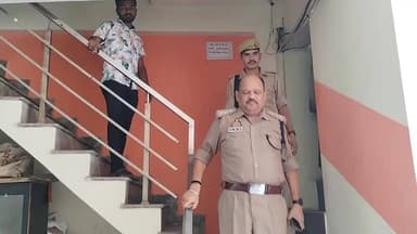 फतेहपुर के होटल में युवक का शव मिलने से सनसनी
बड़े शिवाला स्थित आकाश होटल में फांसी पर लटका मिला युवक
पुलिस जांच में जुटी,पोस्टमार्टम रिपोर्ट और परिजनों के बयान का इंतजार
✒️रिपोर्ट सानू के साथ अजय श्रीवास्तव
x.com/i/status/20667…
फतेहपुर। उत्तर प्रदेश के फतेहपुर शहर स्थित बड़े शिवाला क्षेत्र के एक होटल में युवक का शव संदिग्ध परिस्थितियों में मिलने से क्षेत्र में सनसनी फैल गई।प्रारंभिक जांच में मामला फांसी लगाकर आत्महत्या का प्रतीत हो रहा है,हालांकि पुलिस का कहना है कि पोस्टमार्टम रिपोर्ट और विस्तृत जांच के बाद ही मौत के वास्तविक कारणों की पुष्टि की जा सकेगी।मृतक की पहचान हरिहरगंज निवासी अंकित द्विवेदी के रूप में हुई है।
होटल के कमरे में मिला युवक का शव,इलाके में मचा हड़कंप
फतेहपुर जनपद के कोतवाली क्षेत्र अंतर्गत बड़े शिवाला स्थित आकाश होटल में मंगलवार को उस समय अफरा-तफरी मच गई जब एक युवक का शव होटल के कमरे में फांसी के फंदे से लटका हुआ मिला।घटना की जानकारी मिलते ही होटल कर्मचारियों और आसपास के लोगों में हड़कंप मच गया।
सूचना तत्काल पुलिस को दी गई,जिसके बाद कोतवाली प्रभारी निरीक्षक हेमंत कुमार मिश्रा पुलिस टीम के साथ मौके पर पहुंचे और घटनास्थल का बारीकी से निरीक्षण किया,पुलिस ने आवश्यक साक्ष्य जुटाने के बाद शव को कब्जे में लेकर पोस्टमार्टम के लिए भेज दिया।
हरिहरगंज निवासी अंकित द्विवेदी के रूप में हुई पहचान
प्रारंभिक जांच के दौरान मृतक की पहचान अंकित द्विवेदी पुत्र प्रेम बाबू द्विवेदी निवासी हरिहरगंज,फतेहपुर के रूप में हुई।पुलिस सूत्रों के अनुसार मृतक की उम्र लगभग 35 वर्ष बताई जा रही है।
जानकारी के मुताबिक अंकित द्विवेदी पूर्व में दिल्ली में रहकर कार्य करते थे।उनके पास मिले आधार कार्ड में दिल्ली का पता दर्ज होने के कारण शुरुआती स्तर पर पहचान को लेकर भ्रम की स्थिति बनी रही,लेकिन स्थानीय स्तर पर जांच के बाद उनकी पहचान फतेहपुर निवासी के रूप में हुई।
मौत के कारणों को लेकर कई सवाल
घटना के बाद स्थानीय लोगों के बीच तरह-तरह की चर्चाएं शुरू हो गई हैं।हालांकि पुलिस ने किसी भी प्रकार की अटकलों से बचने की अपील की है। फिलहाल यह स्पष्ट नहीं हो सका है कि युवक ने आत्महत्या क्यों की अथवा इसके पीछे कोई अन्य कारण है।
पुलिस अधिकारियों का कहना है कि परिजनों के पहुंचने और उनसे पूछताछ के बाद कई महत्वपूर्ण तथ्य सामने आ सकते हैं। साथ ही पोस्टमार्टम रिपोर्ट भी जांच की दिशा तय करने में महत्वपूर्ण भूमिका निभाएगी।
पुलिस कर रही हर पहलू से जांच
कोतवाली प्रभारी निरीक्षक हेमंत कुमार मिश्रा ने बताया कि सूचना मिलने पर पुलिस टीम तत्काल मौके पर पहुंची थी। शव को कब्जे में लेकर पोस्टमार्टम के लिए भेज दिया गया है। परिजनों की तलाश की जा रही है तथा मामले की गहन जांच जारी है। पुलिस सभी संभावित पहलुओं को ध्यान में रखकर जांच कर रही है।
फिलहाल यह मामला जांच के अधीन है और पुलिस किसी निष्कर्ष पर पहुंचने से पहले सभी तथ्यों को एकत्र कर रही है। पोस्टमार्टम रिपोर्ट, घटनास्थल से मिले साक्ष्य और परिजनों के बयान सामने आने के बाद ही युवक की मौत की परिस्थितियों को लेकर स्पष्ट तस्वीर सामने आ सकेगी।
🟥NDNEWS की अपील
जीवन अमूल्य है। किसी भी मानसिक तनाव,पारिवारिक समस्या,आर्थिक दबाव या व्यक्तिगत संकट की स्थिति में अकेले संघर्ष करने के बजाय परिवार,मित्रों,सामाजिक संगठनों या विशेषज्ञों से सहायता अवश्य लें।
🔹होटल और लॉज संचालक अपने यहां आने वाले व्यक्तियों का सत्यापन सुनिश्चित करें।
🔹मानसिक स्वास्थ्य को लेकर समाज में जागरूकता बढ़ाने की आवश्यकता है।
🔹प्रशासन और सामाजिक संस्थाएं तनावग्रस्त लोगों की सहायता हेतु हेल्पलाइन और परामर्श सेवाओं को मजबूत करें।
🔹किसी भी संदिग्ध गतिविधि की सूचना तत्काल पुलिस को दें।
🔹अफवाहों से बचें और केवल आधिकारिक जानकारी पर भरोसा करें।
समय पर संवाद, सहयोग और संवेदनशीलता कई जिंदगियां बचा सकती है।
👇👇
#NDNews #दैनिकनिष्पक्षधारा #Fatehpur #FatehpurPolice #KotwaliFatehpur #AnkitDwivedi #BreakingNews #UPPolice #HotelCase #PoliceInvestigation #HemantKumarMishra #LawAndOrder #UttarPradesh #Harigarhganj #SuicideCase
👇👇
@dgpup
@RSSorg
@UPGovt
@wpl1090
@RSSgeet
@Uppolice
@MIB_India
@PMOIndia
@HMOIndia
@abmanglik
@VHPDigital
@igrangealld
@myogioffice
@InfoDeptUP
@dmfatehpur
@sdmsadarftp
@CMOfficeUP
@CMOUP_RC
@ChiefSecyUP
@ChiefSecyUP
@MahantYogiG
@FatehpurSdm
@fatehpurpolice
@BajrangDalOrg
@112UttarPradesh
@myogiadityanath
@CommissionerPrg
@ADGZonPrayagraj
👇👇
🟥 NDNEWS | निष्पक्ष धारा
मुख्य संपादक/संस्थापक: राजन सिंह हाड़ा
📞 मोबाइल: 9696119696