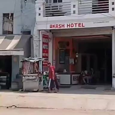 फतेहपुर के होटल में युवक का शव मिलने से सनसनी
बड़े शिवाला स्थित आकाश होटल में फांसी पर लटका मिला युवक
पुलिस जांच में जुटी,पोस्टमार्टम रिपोर्ट और परिजनों के बयान का इंतजार
✒️रिपोर्ट सानू के साथ अजय श्रीवास्तव
x.com/i/status/20667…
फतेहपुर। उत्तर प्रदेश के फतेहपुर शहर स्थित बड़े शिवाला क्षेत्र के एक होटल में युवक का शव संदिग्ध परिस्थितियों में मिलने से क्षेत्र में सनसनी फैल गई।प्रारंभिक जांच में मामला फांसी लगाकर आत्महत्या का प्रतीत हो रहा है,हालांकि पुलिस का कहना है कि पोस्टमार्टम रिपोर्ट और विस्तृत जांच के बाद ही मौत के वास्तविक कारणों की पुष्टि की जा सकेगी।मृतक की पहचान हरिहरगंज निवासी अंकित द्विवेदी के रूप में हुई है।
होटल के कमरे में मिला युवक का शव,इलाके में मचा हड़कंप
फतेहपुर जनपद के कोतवाली क्षेत्र अंतर्गत बड़े शिवाला स्थित आकाश होटल में मंगलवार को उस समय अफरा-तफरी मच गई जब एक युवक का शव होटल के कमरे में फांसी के फंदे से लटका हुआ मिला।घटना की जानकारी मिलते ही होटल कर्मचारियों और आसपास के लोगों में हड़कंप मच गया।
सूचना तत्काल पुलिस को दी गई,जिसके बाद कोतवाली प्रभारी निरीक्षक हेमंत कुमार मिश्रा पुलिस टीम के साथ मौके पर पहुंचे और घटनास्थल का बारीकी से निरीक्षण किया,पुलिस ने आवश्यक साक्ष्य जुटाने के बाद शव को कब्जे में लेकर पोस्टमार्टम के लिए भेज दिया।
हरिहरगंज निवासी अंकित द्विवेदी के रूप में हुई पहचान
प्रारंभिक जांच के दौरान मृतक की पहचान अंकित द्विवेदी पुत्र प्रेम बाबू द्विवेदी निवासी हरिहरगंज,फतेहपुर के रूप में हुई।पुलिस सूत्रों के अनुसार मृतक की उम्र लगभग 35 वर्ष बताई जा रही है।
जानकारी के मुताबिक अंकित द्विवेदी पूर्व में दिल्ली में रहकर कार्य करते थे।उनके पास मिले आधार कार्ड में दिल्ली का पता दर्ज होने के कारण शुरुआती स्तर पर पहचान को लेकर भ्रम की स्थिति बनी रही,लेकिन स्थानीय स्तर पर जांच के बाद उनकी पहचान फतेहपुर निवासी के रूप में हुई।
मौत के कारणों को लेकर कई सवाल
घटना के बाद स्थानीय लोगों के बीच तरह-तरह की चर्चाएं शुरू हो गई हैं।हालांकि पुलिस ने किसी भी प्रकार की अटकलों से बचने की अपील की है। फिलहाल यह स्पष्ट नहीं हो सका है कि युवक ने आत्महत्या क्यों की अथवा इसके पीछे कोई अन्य कारण है।
पुलिस अधिकारियों का कहना है कि परिजनों के पहुंचने और उनसे पूछताछ के बाद कई महत्वपूर्ण तथ्य सामने आ सकते हैं। साथ ही पोस्टमार्टम रिपोर्ट भी जांच की दिशा तय करने में महत्वपूर्ण भूमिका निभाएगी।
पुलिस कर रही हर पहलू से जांच
कोतवाली प्रभारी निरीक्षक हेमंत कुमार मिश्रा ने बताया कि सूचना मिलने पर पुलिस टीम तत्काल मौके पर पहुंची थी। शव को कब्जे में लेकर पोस्टमार्टम के लिए भेज दिया गया है। परिजनों की तलाश की जा रही है तथा मामले की गहन जांच जारी है। पुलिस सभी संभावित पहलुओं को ध्यान में रखकर जांच कर रही है।
फिलहाल यह मामला जांच के अधीन है और पुलिस किसी निष्कर्ष पर पहुंचने से पहले सभी तथ्यों को एकत्र कर रही है। पोस्टमार्टम रिपोर्ट, घटनास्थल से मिले साक्ष्य और परिजनों के बयान सामने आने के बाद ही युवक की मौत की परिस्थितियों को लेकर स्पष्ट तस्वीर सामने आ सकेगी।
🟥NDNEWS की अपील
जीवन अमूल्य है। किसी भी मानसिक तनाव,पारिवारिक समस्या,आर्थिक दबाव या व्यक्तिगत संकट की स्थिति में अकेले संघर्ष करने के बजाय परिवार,मित्रों,सामाजिक संगठनों या विशेषज्ञों से सहायता अवश्य लें।
🔹होटल और लॉज संचालक अपने यहां आने वाले व्यक्तियों का सत्यापन सुनिश्चित करें।
🔹मानसिक स्वास्थ्य को लेकर समाज में जागरूकता बढ़ाने की आवश्यकता है।
🔹प्रशासन और सामाजिक संस्थाएं तनावग्रस्त लोगों की सहायता हेतु हेल्पलाइन और परामर्श सेवाओं को मजबूत करें।
🔹किसी भी संदिग्ध गतिविधि की सूचना तत्काल पुलिस को दें।
🔹अफवाहों से बचें और केवल आधिकारिक जानकारी पर भरोसा करें।
समय पर संवाद, सहयोग और संवेदनशीलता कई जिंदगियां बचा सकती है।
👇👇
#NDNews #दैनिकनिष्पक्षधारा #Fatehpur #FatehpurPolice #KotwaliFatehpur #AnkitDwivedi #BreakingNews #UPPolice #HotelCase #PoliceInvestigation #HemantKumarMishra #LawAndOrder #UttarPradesh #Harigarhganj #SuicideCase
👇👇
@dgpup
@RSSorg
@UPGovt
@wpl1090
@RSSgeet
@Uppolice
@MIB_India
@PMOIndia
@HMOIndia
@abmanglik
@VHPDigital
@igrangealld
@myogioffice
@InfoDeptUP
@dmfatehpur
@sdmsadarftp
@CMOfficeUP
@CMOUP_RC
@ChiefSecyUP
@ChiefSecyUP
@MahantYogiG
@FatehpurSdm
@fatehpurpolice
@BajrangDalOrg
@112UttarPradesh
@myogiadityanath
@CommissionerPrg
@ADGZonPrayagraj
👇👇
🟥 NDNEWS | निष्पक्ष धारा
मुख्य संपादक/संस्थापक: राजन सिंह हाड़ा
📞 मोबाइल: 9696119696