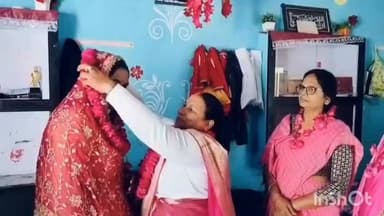 🌸 गुलाबी गैंग लोकतांत्रिक का संगठन विस्तार, मरियम जहाँ बनीं जिला उपाध्यक्ष
👩💼 भिटौरा ब्लॉक के करमचंद्रपुर सांडा में आयोजित हुआ सदस्यता एवं नियुक्ति कार्यक्रम
🤝 महिलाओं को जागरूक और सशक्त बनाने का संकल्प: हेमलता पटेल
✒️ रिपोर्ट अजय श्रीवास्तव
फतेहपुर। महिलाओं के अधिकार, सामाजिक न्याय और महिला सशक्तिकरण के मुद्दों पर सक्रिय संगठन गुलाबी गैंग लोकतांत्रिक ने रविवार को फतेहपुर जिले में संगठन विस्तार अभियान के तहत एक कार्यक्रम आयोजित किया। भिटौरा ब्लॉक के करमचंद्रपुर सांडा गांव में आयोजित इस कार्यक्रम में ग्राम प्रधान मरियम जहाँ को संगठन की जिला उपाध्यक्ष नियुक्त किया गया, जबकि कई अन्य महिलाओं ने संगठन की सदस्यता ग्रहण की।
करमचंद्रपुर सांडा में आयोजित हुआ संगठन विस्तार कार्यक्रम
गुलाबी गैंग लोकतांत्रिक द्वारा आयोजित कार्यक्रम में संगठन की राष्ट्रीय अध्यक्ष हेमलता पटेल मुख्य अतिथि के रूप में शामिल हुईं। कार्यक्रम स्थल पर पहुंचने पर ग्रामीण महिलाओं और संगठन पदाधिकारियों ने उनका स्वागत किया।
कार्यक्रम में जिला अध्यक्ष सरला सिंह, सरिता प्रजापति, संयोगिता वर्मा सहित संगठन की कई पदाधिकारी एवं बड़ी संख्या में स्थानीय महिलाएं उपस्थित रहीं।
मरियम जहाँ को मिली जिला उपाध्यक्ष की जिम्मेदारी
संगठन ने करमचंद्रपुर सांडा की ग्राम प्रधान मरियम जहाँ को फतेहपुर जनपद का जिला उपाध्यक्ष नियुक्त किया। राष्ट्रीय अध्यक्ष हेमलता पटेल ने उन्हें नियुक्ति पत्र प्रदान कर नई जिम्मेदारी के लिए शुभकामनाएं दीं।
संगठन के अनुसार मरियम जहाँ सामाजिक कार्यों और महिला हितों से जुड़े मुद्दों पर सक्रिय भूमिका निभाती रही हैं, जिसके मद्देनजर उन्हें यह दायित्व सौंपा गया है।
महिलाओं को अधिकारों के प्रति जागरूक करने पर जोर
कार्यक्रम को संबोधित करते हुए हेमलता पटेल ने कहा कि संगठन का उद्देश्य महिलाओं को उनके अधिकारों, शिक्षा, सुरक्षा और आत्मनिर्भरता के प्रति जागरूक करना है।
उन्होंने कहा कि समाज में महिलाओं की भागीदारी बढ़ाने और उन्हें संगठित करने से सामाजिक बदलाव को गति मिलेगी। उन्होंने महिलाओं से सामाजिक मुद्दों पर खुलकर अपनी बात रखने और जागरूक नागरिक की भूमिका निभाने का आह्वान किया।
नवनियुक्त पदाधिकारी ने जताया आभार
जिला उपाध्यक्ष नियुक्त होने के बाद मरियम जहाँ ने संगठन नेतृत्व का आभार व्यक्त करते हुए कहा कि वह महिलाओं के अधिकारों और सामाजिक न्याय के लिए पूरी निष्ठा से कार्य करेंगी तथा जरूरतमंद महिलाओं की आवाज उठाने का प्रयास करेंगी।
ग्रामीण क्षेत्रों में महिलाओं की भागीदारी और नेतृत्व को बढ़ावा देने के उद्देश्य से आयोजित यह कार्यक्रम संगठन विस्तार के साथ-साथ महिला जागरूकता अभियान का भी हिस्सा रहा। कार्यक्रम में शामिल महिलाओं ने सामाजिक और शैक्षिक मुद्दों पर सक्रिय भूमिका निभाने का संकल्प लिया।
🟥 ND NEWS की अपील
महिला सशक्तिकरण केवल एक अभियान नहीं बल्कि सामाजिक परिवर्तन का आधार है। महिलाओं को शिक्षा, आत्मनिर्भरता और कानूनी अधिकारों के प्रति जागरूक करना समाज की सामूहिक जिम्मेदारी है।
🔹 महिलाओं को निर्णय प्रक्रिया में भागीदारी मिले।
🔹 ग्रामीण क्षेत्रों में महिला नेतृत्व को बढ़ावा दिया जाए।
🔹 सामाजिक भेदभाव और उत्पीड़न के खिलाफ जागरूकता अभियान चलाए जाएं।
🔹 सभी संगठन और प्रशासन महिला सुरक्षा एवं सम्मान को प्राथमिकता दें।
🔹 बेटियों की शिक्षा और आत्मनिर्भरता को बढ़ावा देकर मजबूत समाज का निर्माण किया जाए।
"जब महिलाएं सशक्त होती हैं, तब समाज और राष्ट्र दोनों मजबूत होते हैं।"
👇👇
#NDNews #दैनिकनिष्पक्षधारा #GulabiGangLoktantrik #HemlataPatel #MariamJahan #WomenEmpowerment #Fatehpur #Bhitoura #KaramchandpurSanda #MahilaSashaktikaran #SocialAwareness #WomenLeadership #UPNews
👇👇
@dgpup
@RSSorg
@UPGovt
@wpl1090
@RSSgeet
@Uppolice
@MIB_India
@PMOIndia
@HMOIndia
@abmanglik
@VHPDigital
@igrangealld
@myogioffice
@InfoDeptUP
@dmfatehpur
@sdmsadarftp
@CMOfficeUP
@CMOUP_RC
@ChiefSecyUP
@ChiefSecyUP
@MahantYogiG
@FatehpurSdm
@fatehpurpolice
@BajrangDalOrg
@112UttarPradesh
@myogiadityanath
@CommissionerPrg
@ADGZonPrayagraj
👇👇👇
🟥 ND NEWS | दैनिक निष्पक्ष धारा
मुख्य संपादक / संस्थापक: राजन सिंह हाड़ा
सह-संपादक: शालिनी सिंह भदौरिया
📍 कार्यालय-3: U158, हीरा स्वीट्स के पास, विकास मार्ग, लक्ष्मी नगर, पूर्वी दिल्ली – 110092 (NCR)
📍 कार्यालय-2: विधानसभा रोड, बर्लिंगटन चौराहा, लखनऊ – 226001 (UP)
📍 कार्यालय-1: 1/1 अटल बिहारी चौराहा, नियर बर्मा चौराहा, फतेहपुर – 212601 (UP)
📅 दिनांक: 16 जून 2026
📆 दिन: मंगलवार
📧 Email: ndnewschannel@gmail.com
📞 मोबाइल: 9696119696