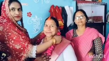 🌸 गुलाबी गैंग लोकतांत्रिक का संगठन विस्तार, मरियम जहाँ बनीं जिला उपाध्यक्ष
👩💼 भिटौरा ब्लॉक के करमचंद्रपुर सांडा में आयोजित हुआ सदस्यता एवं नियुक्ति कार्यक्रम
🤝 महिलाओं को जागरूक और सशक्त बनाने का संकल्प: हेमलता पटेल
✒️ रिपोर्ट अजय श्रीवास्तव
फतेहपुर। महिलाओं के अधिकार, सामाजिक न्याय और महिला सशक्तिकरण के मुद्दों पर सक्रिय संगठन गुलाबी गैंग लोकतांत्रिक ने रविवार को फतेहपुर जिले में संगठन विस्तार अभियान के तहत एक कार्यक्रम आयोजित किया। भिटौरा ब्लॉक के करमचंद्रपुर सांडा गांव में आयोजित इस कार्यक्रम में ग्राम प्रधान मरियम जहाँ को संगठन की जिला उपाध्यक्ष नियुक्त किया गया, जबकि कई अन्य महिलाओं ने संगठन की सदस्यता ग्रहण की।
करमचंद्रपुर सांडा में आयोजित हुआ संगठन विस्तार कार्यक्रम
गुलाबी गैंग लोकतांत्रिक द्वारा आयोजित कार्यक्रम में संगठन की राष्ट्रीय अध्यक्ष हेमलता पटेल मुख्य अतिथि के रूप में शामिल हुईं। कार्यक्रम स्थल पर पहुंचने पर ग्रामीण महिलाओं और संगठन पदाधिकारियों ने उनका स्वागत किया।
कार्यक्रम में जिला अध्यक्ष सरला सिंह, सरिता प्रजापति, संयोगिता वर्मा सहित संगठन की कई पदाधिकारी एवं बड़ी संख्या में स्थानीय महिलाएं उपस्थित रहीं।
मरियम जहाँ को मिली जिला उपाध्यक्ष की जिम्मेदारी
संगठन ने करमचंद्रपुर सांडा की ग्राम प्रधान मरियम जहाँ को फतेहपुर जनपद का जिला उपाध्यक्ष नियुक्त किया। राष्ट्रीय अध्यक्ष हेमलता पटेल ने उन्हें नियुक्ति पत्र प्रदान कर नई जिम्मेदारी के लिए शुभकामनाएं दीं।
संगठन के अनुसार मरियम जहाँ सामाजिक कार्यों और महिला हितों से जुड़े मुद्दों पर सक्रिय भूमिका निभाती रही हैं, जिसके मद्देनजर उन्हें यह दायित्व सौंपा गया है।
महिलाओं को अधिकारों के प्रति जागरूक करने पर जोर
कार्यक्रम को संबोधित करते हुए हेमलता पटेल ने कहा कि संगठन का उद्देश्य महिलाओं को उनके अधिकारों, शिक्षा, सुरक्षा और आत्मनिर्भरता के प्रति जागरूक करना है।
उन्होंने कहा कि समाज में महिलाओं की भागीदारी बढ़ाने और उन्हें संगठित करने से सामाजिक बदलाव को गति मिलेगी। उन्होंने महिलाओं से सामाजिक मुद्दों पर खुलकर अपनी बात रखने और जागरूक नागरिक की भूमिका निभाने का आह्वान किया।
नवनियुक्त पदाधिकारी ने जताया आभार
जिला उपाध्यक्ष नियुक्त होने के बाद मरियम जहाँ ने संगठन नेतृत्व का आभार व्यक्त करते हुए कहा कि वह महिलाओं के अधिकारों और सामाजिक न्याय के लिए पूरी निष्ठा से कार्य करेंगी तथा जरूरतमंद महिलाओं की आवाज उठाने का प्रयास करेंगी।
ग्रामीण क्षेत्रों में महिलाओं की भागीदारी और नेतृत्व को बढ़ावा देने के उद्देश्य से आयोजित यह कार्यक्रम संगठन विस्तार के साथ-साथ महिला जागरूकता अभियान का भी हिस्सा रहा। कार्यक्रम में शामिल महिलाओं ने सामाजिक और शैक्षिक मुद्दों पर सक्रिय भूमिका निभाने का संकल्प लिया।
🟥 ND NEWS की अपील
महिला सशक्तिकरण केवल एक अभियान नहीं बल्कि सामाजिक परिवर्तन का आधार है। महिलाओं को शिक्षा, आत्मनिर्भरता और कानूनी अधिकारों के प्रति जागरूक करना समाज की सामूहिक जिम्मेदारी है।
🔹 महिलाओं को निर्णय प्रक्रिया में भागीदारी मिले।
🔹 ग्रामीण क्षेत्रों में महिला नेतृत्व को बढ़ावा दिया जाए।
🔹 सामाजिक भेदभाव और उत्पीड़न के खिलाफ जागरूकता अभियान चलाए जाएं।
🔹 सभी संगठन और प्रशासन महिला सुरक्षा एवं सम्मान को प्राथमिकता दें।
🔹 बेटियों की शिक्षा और आत्मनिर्भरता को बढ़ावा देकर मजबूत समाज का निर्माण किया जाए।
"जब महिलाएं सशक्त होती हैं, तब समाज और राष्ट्र दोनों मजबूत होते हैं।"
👇👇
#NDNews #दैनिकनिष्पक्षधारा #GulabiGangLoktantrik #HemlataPatel #MariamJahan #WomenEmpowerment #Fatehpur #Bhitoura #KaramchandpurSanda #MahilaSashaktikaran #SocialAwareness #WomenLeadership #UPNews
👇👇
@dgpup
@RSSorg
@UPGovt
@wpl1090
@RSSgeet
@Uppolice
@MIB_India
@PMOIndia
@HMOIndia
@abmanglik
@VHPDigital
@igrangealld
@myogioffice
@InfoDeptUP
@dmfatehpur
@sdmsadarftp
@CMOfficeUP
@CMOUP_RC
@ChiefSecyUP
@ChiefSecyUP
@MahantYogiG
@FatehpurSdm
@fatehpurpolice
@BajrangDalOrg
@112UttarPradesh
@myogiadityanath
@CommissionerPrg
@ADGZonPrayagraj
👇👇👇
🟥 ND NEWS | दैनिक निष्पक्ष धारा
मुख्य संपादक / संस्थापक: राजन सिंह हाड़ा
सह-संपादक: शालिनी सिंह भदौरिया
📍 कार्यालय-3: U158, हीरा स्वीट्स के पास, विकास मार्ग, लक्ष्मी नगर, पूर्वी दिल्ली – 110092 (NCR)
📍 कार्यालय-2: विधानसभा रोड, बर्लिंगटन चौराहा, लखनऊ – 226001 (UP)
📍 कार्यालय-1: 1/1 अटल बिहारी चौराहा, नियर बर्मा चौराहा, फतेहपुर – 212601 (UP)
📅 दिनांक: 16 जून 2026
📆 दिन: मंगलवार
📧 Email: ndnewschannel@gmail.com
📞 मोबाइल: 9696119696