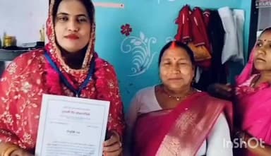 🌸 गुलाबी गैंग लोकतांत्रिक का संगठन विस्तार, मरियम जहाँ बनीं जिला उपाध्यक्ष
👩💼 भिटौरा ब्लॉक के करमचंद्रपुर सांडा में आयोजित हुआ सदस्यता एवं नियुक्ति कार्यक्रम
🤝 महिलाओं को जागरूक और सशक्त बनाने का संकल्प: हेमलता पटेल
✒️ रिपोर्ट अजय श्रीवास्तव
फतेहपुर। महिलाओं के अधिकार, सामाजिक न्याय और महिला सशक्तिकरण के मुद्दों पर सक्रिय संगठन गुलाबी गैंग लोकतांत्रिक ने रविवार को फतेहपुर जिले में संगठन विस्तार अभियान के तहत एक कार्यक्रम आयोजित किया। भिटौरा ब्लॉक के करमचंद्रपुर सांडा गांव में आयोजित इस कार्यक्रम में ग्राम प्रधान मरियम जहाँ को संगठन की जिला उपाध्यक्ष नियुक्त किया गया, जबकि कई अन्य महिलाओं ने संगठन की सदस्यता ग्रहण की।
करमचंद्रपुर सांडा में आयोजित हुआ संगठन विस्तार कार्यक्रम
गुलाबी गैंग लोकतांत्रिक द्वारा आयोजित कार्यक्रम में संगठन की राष्ट्रीय अध्यक्ष हेमलता पटेल मुख्य अतिथि के रूप में शामिल हुईं। कार्यक्रम स्थल पर पहुंचने पर ग्रामीण महिलाओं और संगठन पदाधिकारियों ने उनका स्वागत किया।
कार्यक्रम में जिला अध्यक्ष सरला सिंह, सरिता प्रजापति, संयोगिता वर्मा सहित संगठन की कई पदाधिकारी एवं बड़ी संख्या में स्थानीय महिलाएं उपस्थित रहीं।
मरियम जहाँ को मिली जिला उपाध्यक्ष की जिम्मेदारी
संगठन ने करमचंद्रपुर सांडा की ग्राम प्रधान मरियम जहाँ को फतेहपुर जनपद का जिला उपाध्यक्ष नियुक्त किया। राष्ट्रीय अध्यक्ष हेमलता पटेल ने उन्हें नियुक्ति पत्र प्रदान कर नई जिम्मेदारी के लिए शुभकामनाएं दीं।
संगठन के अनुसार मरियम जहाँ सामाजिक कार्यों और महिला हितों से जुड़े मुद्दों पर सक्रिय भूमिका निभाती रही हैं, जिसके मद्देनजर उन्हें यह दायित्व सौंपा गया है।
महिलाओं को अधिकारों के प्रति जागरूक करने पर जोर
कार्यक्रम को संबोधित करते हुए हेमलता पटेल ने कहा कि संगठन का उद्देश्य महिलाओं को उनके अधिकारों, शिक्षा, सुरक्षा और आत्मनिर्भरता के प्रति जागरूक करना है।
उन्होंने कहा कि समाज में महिलाओं की भागीदारी बढ़ाने और उन्हें संगठित करने से सामाजिक बदलाव को गति मिलेगी। उन्होंने महिलाओं से सामाजिक मुद्दों पर खुलकर अपनी बात रखने और जागरूक नागरिक की भूमिका निभाने का आह्वान किया।
नवनियुक्त पदाधिकारी ने जताया आभार
जिला उपाध्यक्ष नियुक्त होने के बाद मरियम जहाँ ने संगठन नेतृत्व का आभार व्यक्त करते हुए कहा कि वह महिलाओं के अधिकारों और सामाजिक न्याय के लिए पूरी निष्ठा से कार्य करेंगी तथा जरूरतमंद महिलाओं की आवाज उठाने का प्रयास करेंगी।
ग्रामीण क्षेत्रों में महिलाओं की भागीदारी और नेतृत्व को बढ़ावा देने के उद्देश्य से आयोजित यह कार्यक्रम संगठन विस्तार के साथ-साथ महिला जागरूकता अभियान का भी हिस्सा रहा। कार्यक्रम में शामिल महिलाओं ने सामाजिक और शैक्षिक मुद्दों पर सक्रिय भूमिका निभाने का संकल्प लिया।
🟥 ND NEWS की अपील
महिला सशक्तिकरण केवल एक अभियान नहीं बल्कि सामाजिक परिवर्तन का आधार है। महिलाओं को शिक्षा, आत्मनिर्भरता और कानूनी अधिकारों के प्रति जागरूक करना समाज की सामूहिक जिम्मेदारी है।
🔹 महिलाओं को निर्णय प्रक्रिया में भागीदारी मिले।
🔹 ग्रामीण क्षेत्रों में महिला नेतृत्व को बढ़ावा दिया जाए।
🔹 सामाजिक भेदभाव और उत्पीड़न के खिलाफ जागरूकता अभियान चलाए जाएं।
🔹 सभी संगठन और प्रशासन महिला सुरक्षा एवं सम्मान को प्राथमिकता दें।
🔹 बेटियों की शिक्षा और आत्मनिर्भरता को बढ़ावा देकर मजबूत समाज का निर्माण किया जाए।
"जब महिलाएं सशक्त होती हैं, तब समाज और राष्ट्र दोनों मजबूत होते हैं।"
👇👇
#NDNews #दैनिकनिष्पक्षधारा #GulabiGangLoktantrik #HemlataPatel #MariamJahan #WomenEmpowerment #Fatehpur #Bhitoura #KaramchandpurSanda #MahilaSashaktikaran #SocialAwareness #WomenLeadership #UPNews
👇👇
@dgpup
@RSSorg
@UPGovt
@wpl1090
@RSSgeet
@Uppolice
@MIB_India
@PMOIndia
@HMOIndia
@abmanglik
@VHPDigital
@igrangealld
@myogioffice
@InfoDeptUP
@dmfatehpur
@sdmsadarftp
@CMOfficeUP
@CMOUP_RC
@ChiefSecyUP
@ChiefSecyUP
@MahantYogiG
@FatehpurSdm
@fatehpurpolice
@BajrangDalOrg
@112UttarPradesh
@myogiadityanath
@CommissionerPrg
@ADGZonPrayagraj
👇👇👇
🟥 ND NEWS | दैनिक निष्पक्ष धारा
मुख्य संपादक / संस्थापक: राजन सिंह हाड़ा
सह-संपादक: शालिनी सिंह भदौरिया
📍 कार्यालय-3: U158, हीरा स्वीट्स के पास, विकास मार्ग, लक्ष्मी नगर, पूर्वी दिल्ली – 110092 (NCR)
📍 कार्यालय-2: विधानसभा रोड, बर्लिंगटन चौराहा, लखनऊ – 226001 (UP)
📍 कार्यालय-1: 1/1 अटल बिहारी चौराहा, नियर बर्मा चौराहा, फतेहपुर – 212601 (UP)
📅 दिनांक: 16 जून 2026
📆 दिन: मंगलवार
📧 Email: ndnewschannel@gmail.com
📞 मोबाइल: 9696119696