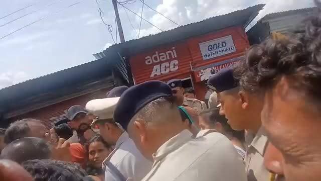 चंबा:कल्हेल हत्या#कांड: भंजराडू बाजार में परिजनों का चक्का जाम, आ#रोपी की दुकान मृ#तक की पत्नी को देने की मांग । Ajay Himachal News DC Chamba Sukhvinder Singh Sukhu