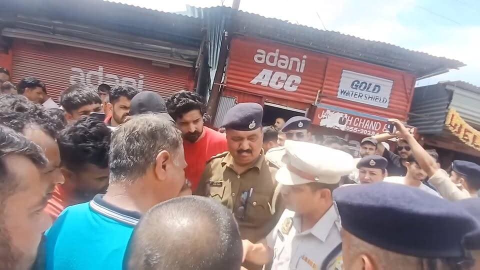 कल्हेल हत्या#कांड: भंजराडू बाजार में परिजनों का चक्का जाम, आ#रोपी की दुकान मृ#तक की पत्नी को देने की मांग
डीएसपी रंजन शर्मा मौके पर मौजूद है।
#highlight