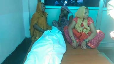 झोलाछाप डॉक्टर के इलाज के बाद महिला की मौत, परिजनों का हंगामा
मलवां थाना क्षेत्र के सौरा गांव में स्वास्थ्य सेवाओं पर उठे सवाल
महिला की मौत के बाद पुलिस जांच शुरू, ग्रामीणों में आक्रोश
✒️रिपोर्ट नागेंद्र पांडये
उत्तर प्रदेश के फतेहपुर जनपद के मलवां थाना क्षेत्र अंतर्गत सौरा गांव में एक महिला की कथित तौर पर झोलाछाप चिकित्सक के इलाज के बाद मौत हो जाने का मामला सामने आया है। घटना के बाद परिजनों ने आक्रोश जताते हुए हंगामा किया और जिम्मेदारों के खिलाफ कार्रवाई की मांग की। सूचना मिलने पर पुलिस मौके पर पहुंची और मामले की जांच शुरू कर दी है। फिलहाल मौत के वास्तविक कारणों की पुष्टि जांच और चिकित्सकीय रिपोर्ट के बाद ही हो सकेगी।
इलाज के दौरान बिगड़ी महिला की हालत
प्रारंभिक जानकारी के अनुसार सौरा गांव की एक महिला का स्थानीय स्तर पर इलाज कराया जा रहा था। आरोप है कि इलाज के दौरान महिला की तबीयत अचानक बिगड़ गई और कुछ समय बाद उसकी मौत हो गई। घटना के बाद परिजनों ने कथित झोलाछाप डॉक्टर पर लापरवाही का आरोप लगाते हुए विरोध प्रदर्शन शुरू कर दिया।
घटना की जानकारी क्षेत्र में फैलते ही बड़ी संख्या में ग्रामीण मौके पर एकत्र हो गए। देखते ही देखते माहौल तनावपूर्ण हो गया और परिजनों ने कार्रवाई की मांग को लेकर हंगामा किया।
पुलिस पहुंची मौके पर, शुरू हुई जांच
सूचना मिलने पर मलवां थाना पुलिस मौके पर पहुंची और स्थिति को नियंत्रित किया। पुलिस ने परिजनों से बातचीत कर पूरे घटनाक्रम की जानकारी ली तथा आवश्यक जांच प्रक्रिया शुरू कर दी।
अधिकारियों का कहना है कि मामले के सभी पहलुओं की निष्पक्ष जांच की जाएगी। यदि जांच में किसी प्रकार की चिकित्सकीय लापरवाही या अवैध चिकित्सकीय गतिविधि सामने आती है तो नियमानुसार कार्रवाई की जाएगी।
ग्रामीण क्षेत्रों में झोलाछाप डॉक्टरों पर फिर उठे सवाल
यह घटना एक बार फिर ग्रामीण क्षेत्रों में सक्रिय अवैध और अप्रशिक्षित चिकित्सकों की कार्यप्रणाली पर सवाल खड़े कर रही है। स्वास्थ्य विशेषज्ञों का मानना है कि गंभीर बीमारियों का उपचार केवल पंजीकृत और अधिकृत चिकित्सकों से ही कराया जाना चाहिए।
ग्रामीण क्षेत्रों में जागरूकता की कमी और स्वास्थ्य सुविधाओं तक सीमित पहुंच के कारण कई लोग झोलाछाप चिकित्सकों के पास पहुंच जाते हैं, जिससे कभी-कभी गंभीर परिणाम सामने आते हैं।
वायरल चर्चा का विषय बनी घटना
घटना के बाद क्षेत्र में महिला की मौत को लेकर तरह-तरह की चर्चाएं शुरू हो गई हैं। हालांकि प्रशासनिक और चिकित्सकीय जांच पूरी होने तक किसी भी निष्कर्ष पर पहुंचना जल्दबाजी होगी। पुलिस और स्वास्थ्य विभाग की जांच रिपोर्ट के बाद ही मौत के कारणों और जिम्मेदारियों की स्पष्ट तस्वीर सामने आ सकेगी।
सौरा गांव की यह घटना स्वास्थ्य सेवाओं की उपलब्धता, ग्रामीण जागरूकता और अवैध चिकित्सकीय गतिविधियों पर गंभीर प्रश्न खड़े करती है। फिलहाल पुलिस और संबंधित विभाग मामले की जांच में जुटे हैं। जांच के निष्कर्षों के आधार पर आगे की कार्रवाई तय होगी। प्रशासनिक कार्रवाई के साथ-साथ ग्रामीण क्षेत्रों में स्वास्थ्य जागरूकता बढ़ाना भी समय की महत्वपूर्ण आवश्यकता है।
🟥 ND NEWS की अपील
🔹 किसी भी बीमारी का इलाज केवल पंजीकृत एवं अधिकृत चिकित्सकों से ही कराएं।
🔹 गंभीर स्थिति में तुरंत सामुदायिक स्वास्थ्य केंद्र या जिला अस्पताल से संपर्क करें।
🔹 स्वास्थ्य विभाग ग्रामीण क्षेत्रों में झोलाछाप डॉक्टरों के विरुद्ध नियमित अभियान चलाए।
🔹 किसी भी संदिग्ध चिकित्सकीय गतिविधि की सूचना तुरंत प्रशासन को दें।
🔹 समाज और प्रशासन मिलकर सुरक्षित एवं गुणवत्तापूर्ण स्वास्थ्य सेवाओं को बढ़ावा दें।
"स्वास्थ्य जीवन की सबसे बड़ी पूंजी है, इसलिए इलाज हमेशा योग्य और अधिकृत चिकित्सक से ही कराएं।"
👇👇
#NDNews #दैनिकनिष्पक्षधारा #Fatehpur #Malwan #Saura #BreakingNews #HealthNews #MedicalNegligence #UPNews #FatehpurPolice #PublicHealth #Healthcare #Investigation
#फतेहपुर #मलवां #सौरा #स्वास्थ्यविभाग #फतेहपुरपुलिस #उत्तरप्रदेशस्वास्थ्यविभाग #जिलाधिकारीफतेहपुर #मुख्यचिकित्साधिकारी
👇👇👇
@dgpup
@RSSorg
@UPGovt
@wpl1090
@RSSgeet
@Uppolice
@MIB_India
@PMOIndia
@HMOIndia
@abmanglik
@VHPDigital
@igrangealld
@myogioffice
@InfoDeptUP
@dmfatehpur
@sdmsadarftp
@CMOfficeUP
@CMOUP_RC
@UPPRD1948
@ChiefSecyUP
@ChiefSecyUP
@MahantYogiG
@FatehpurSdm
@fatehpurpolice
@BajrangDalOrg
@112UttarPradesh
@myogiadityanath
@CommissionerPrg
@ADGZonPrayagraj
👇👇
🟥 ND NEWS | दैनिक निष्पक्ष धारा
मुख्य संपादक / संस्थापक: राजन सिंह हाड़ा
सह-संपादक: शालिनी सिंह भदौरिया
📧 Email: ndnewschannel@gmail.com
📞 मोबाइल: 9696119696