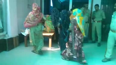 झोलाछाप डॉक्टर के इलाज के बाद महिला की मौत, परिजनों का हंगामा
मलवां थाना क्षेत्र के सौरा गांव में स्वास्थ्य सेवाओं पर उठे सवाल
महिला की मौत के बाद पुलिस जांच शुरू, ग्रामीणों में आक्रोश
✒️रिपोर्ट नागेंद्र पांडये
उत्तर प्रदेश के फतेहपुर जनपद के मलवां थाना क्षेत्र अंतर्गत सौरा गांव में एक महिला की कथित तौर पर झोलाछाप चिकित्सक के इलाज के बाद मौत हो जाने का मामला सामने आया है। घटना के बाद परिजनों ने आक्रोश जताते हुए हंगामा किया और जिम्मेदारों के खिलाफ कार्रवाई की मांग की। सूचना मिलने पर पुलिस मौके पर पहुंची और मामले की जांच शुरू कर दी है। फिलहाल मौत के वास्तविक कारणों की पुष्टि जांच और चिकित्सकीय रिपोर्ट के बाद ही हो सकेगी।
इलाज के दौरान बिगड़ी महिला की हालत
प्रारंभिक जानकारी के अनुसार सौरा गांव की एक महिला का स्थानीय स्तर पर इलाज कराया जा रहा था। आरोप है कि इलाज के दौरान महिला की तबीयत अचानक बिगड़ गई और कुछ समय बाद उसकी मौत हो गई। घटना के बाद परिजनों ने कथित झोलाछाप डॉक्टर पर लापरवाही का आरोप लगाते हुए विरोध प्रदर्शन शुरू कर दिया।
घटना की जानकारी क्षेत्र में फैलते ही बड़ी संख्या में ग्रामीण मौके पर एकत्र हो गए। देखते ही देखते माहौल तनावपूर्ण हो गया और परिजनों ने कार्रवाई की मांग को लेकर हंगामा किया।
पुलिस पहुंची मौके पर, शुरू हुई जांच
सूचना मिलने पर मलवां थाना पुलिस मौके पर पहुंची और स्थिति को नियंत्रित किया। पुलिस ने परिजनों से बातचीत कर पूरे घटनाक्रम की जानकारी ली तथा आवश्यक जांच प्रक्रिया शुरू कर दी।
अधिकारियों का कहना है कि मामले के सभी पहलुओं की निष्पक्ष जांच की जाएगी। यदि जांच में किसी प्रकार की चिकित्सकीय लापरवाही या अवैध चिकित्सकीय गतिविधि सामने आती है तो नियमानुसार कार्रवाई की जाएगी।
ग्रामीण क्षेत्रों में झोलाछाप डॉक्टरों पर फिर उठे सवाल
यह घटना एक बार फिर ग्रामीण क्षेत्रों में सक्रिय अवैध और अप्रशिक्षित चिकित्सकों की कार्यप्रणाली पर सवाल खड़े कर रही है। स्वास्थ्य विशेषज्ञों का मानना है कि गंभीर बीमारियों का उपचार केवल पंजीकृत और अधिकृत चिकित्सकों से ही कराया जाना चाहिए।
ग्रामीण क्षेत्रों में जागरूकता की कमी और स्वास्थ्य सुविधाओं तक सीमित पहुंच के कारण कई लोग झोलाछाप चिकित्सकों के पास पहुंच जाते हैं, जिससे कभी-कभी गंभीर परिणाम सामने आते हैं।
वायरल चर्चा का विषय बनी घटना
घटना के बाद क्षेत्र में महिला की मौत को लेकर तरह-तरह की चर्चाएं शुरू हो गई हैं। हालांकि प्रशासनिक और चिकित्सकीय जांच पूरी होने तक किसी भी निष्कर्ष पर पहुंचना जल्दबाजी होगी। पुलिस और स्वास्थ्य विभाग की जांच रिपोर्ट के बाद ही मौत के कारणों और जिम्मेदारियों की स्पष्ट तस्वीर सामने आ सकेगी।
सौरा गांव की यह घटना स्वास्थ्य सेवाओं की उपलब्धता, ग्रामीण जागरूकता और अवैध चिकित्सकीय गतिविधियों पर गंभीर प्रश्न खड़े करती है। फिलहाल पुलिस और संबंधित विभाग मामले की जांच में जुटे हैं। जांच के निष्कर्षों के आधार पर आगे की कार्रवाई तय होगी। प्रशासनिक कार्रवाई के साथ-साथ ग्रामीण क्षेत्रों में स्वास्थ्य जागरूकता बढ़ाना भी समय की महत्वपूर्ण आवश्यकता है।
🟥 ND NEWS की अपील
🔹 किसी भी बीमारी का इलाज केवल पंजीकृत एवं अधिकृत चिकित्सकों से ही कराएं।
🔹 गंभीर स्थिति में तुरंत सामुदायिक स्वास्थ्य केंद्र या जिला अस्पताल से संपर्क करें।
🔹 स्वास्थ्य विभाग ग्रामीण क्षेत्रों में झोलाछाप डॉक्टरों के विरुद्ध नियमित अभियान चलाए।
🔹 किसी भी संदिग्ध चिकित्सकीय गतिविधि की सूचना तुरंत प्रशासन को दें।
🔹 समाज और प्रशासन मिलकर सुरक्षित एवं गुणवत्तापूर्ण स्वास्थ्य सेवाओं को बढ़ावा दें।
"स्वास्थ्य जीवन की सबसे बड़ी पूंजी है, इसलिए इलाज हमेशा योग्य और अधिकृत चिकित्सक से ही कराएं।"
👇👇
#NDNews #दैनिकनिष्पक्षधारा #Fatehpur #Malwan #Saura #BreakingNews #HealthNews #MedicalNegligence #UPNews #FatehpurPolice #PublicHealth #Healthcare #Investigation
#फतेहपुर #मलवां #सौरा #स्वास्थ्यविभाग #फतेहपुरपुलिस #उत्तरप्रदेशस्वास्थ्यविभाग #जिलाधिकारीफतेहपुर #मुख्यचिकित्साधिकारी
👇👇👇
@dgpup
@RSSorg
@UPGovt
@wpl1090
@RSSgeet
@Uppolice
@MIB_India
@PMOIndia
@HMOIndia
@abmanglik
@VHPDigital
@igrangealld
@myogioffice
@InfoDeptUP
@dmfatehpur
@sdmsadarftp
@CMOfficeUP
@CMOUP_RC
@UPPRD1948
@ChiefSecyUP
@ChiefSecyUP
@MahantYogiG
@FatehpurSdm
@fatehpurpolice
@BajrangDalOrg
@112UttarPradesh
@myogiadityanath
@CommissionerPrg
@ADGZonPrayagraj
👇👇
🟥 ND NEWS | दैनिक निष्पक्ष धारा
मुख्य संपादक / संस्थापक: राजन सिंह हाड़ा
सह-संपादक: शालिनी सिंह भदौरिया
📧 Email: ndnewschannel@gmail.com
📞 मोबाइल: 9696119696