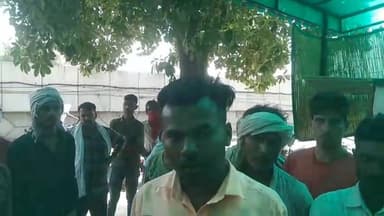 झोलाछाप डॉक्टर के इलाज के बाद महिला की मौत, परिजनों का हंगामा
मलवां थाना क्षेत्र के सौरा गांव में स्वास्थ्य सेवाओं पर उठे सवाल
महिला की मौत के बाद पुलिस जांच शुरू, ग्रामीणों में आक्रोश
✒️रिपोर्ट नागेंद्र पांडये
उत्तर प्रदेश के फतेहपुर जनपद के मलवां थाना क्षेत्र अंतर्गत सौरा गांव में एक महिला की कथित तौर पर झोलाछाप चिकित्सक के इलाज के बाद मौत हो जाने का मामला सामने आया है। घटना के बाद परिजनों ने आक्रोश जताते हुए हंगामा किया और जिम्मेदारों के खिलाफ कार्रवाई की मांग की। सूचना मिलने पर पुलिस मौके पर पहुंची और मामले की जांच शुरू कर दी है। फिलहाल मौत के वास्तविक कारणों की पुष्टि जांच और चिकित्सकीय रिपोर्ट के बाद ही हो सकेगी।
इलाज के दौरान बिगड़ी महिला की हालत
प्रारंभिक जानकारी के अनुसार सौरा गांव की एक महिला का स्थानीय स्तर पर इलाज कराया जा रहा था। आरोप है कि इलाज के दौरान महिला की तबीयत अचानक बिगड़ गई और कुछ समय बाद उसकी मौत हो गई। घटना के बाद परिजनों ने कथित झोलाछाप डॉक्टर पर लापरवाही का आरोप लगाते हुए विरोध प्रदर्शन शुरू कर दिया।
घटना की जानकारी क्षेत्र में फैलते ही बड़ी संख्या में ग्रामीण मौके पर एकत्र हो गए। देखते ही देखते माहौल तनावपूर्ण हो गया और परिजनों ने कार्रवाई की मांग को लेकर हंगामा किया।
पुलिस पहुंची मौके पर, शुरू हुई जांच
सूचना मिलने पर मलवां थाना पुलिस मौके पर पहुंची और स्थिति को नियंत्रित किया। पुलिस ने परिजनों से बातचीत कर पूरे घटनाक्रम की जानकारी ली तथा आवश्यक जांच प्रक्रिया शुरू कर दी।
अधिकारियों का कहना है कि मामले के सभी पहलुओं की निष्पक्ष जांच की जाएगी। यदि जांच में किसी प्रकार की चिकित्सकीय लापरवाही या अवैध चिकित्सकीय गतिविधि सामने आती है तो नियमानुसार कार्रवाई की जाएगी।
ग्रामीण क्षेत्रों में झोलाछाप डॉक्टरों पर फिर उठे सवाल
यह घटना एक बार फिर ग्रामीण क्षेत्रों में सक्रिय अवैध और अप्रशिक्षित चिकित्सकों की कार्यप्रणाली पर सवाल खड़े कर रही है। स्वास्थ्य विशेषज्ञों का मानना है कि गंभीर बीमारियों का उपचार केवल पंजीकृत और अधिकृत चिकित्सकों से ही कराया जाना चाहिए।
ग्रामीण क्षेत्रों में जागरूकता की कमी और स्वास्थ्य सुविधाओं तक सीमित पहुंच के कारण कई लोग झोलाछाप चिकित्सकों के पास पहुंच जाते हैं, जिससे कभी-कभी गंभीर परिणाम सामने आते हैं।
वायरल चर्चा का विषय बनी घटना
घटना के बाद क्षेत्र में महिला की मौत को लेकर तरह-तरह की चर्चाएं शुरू हो गई हैं। हालांकि प्रशासनिक और चिकित्सकीय जांच पूरी होने तक किसी भी निष्कर्ष पर पहुंचना जल्दबाजी होगी। पुलिस और स्वास्थ्य विभाग की जांच रिपोर्ट के बाद ही मौत के कारणों और जिम्मेदारियों की स्पष्ट तस्वीर सामने आ सकेगी।
सौरा गांव की यह घटना स्वास्थ्य सेवाओं की उपलब्धता, ग्रामीण जागरूकता और अवैध चिकित्सकीय गतिविधियों पर गंभीर प्रश्न खड़े करती है। फिलहाल पुलिस और संबंधित विभाग मामले की जांच में जुटे हैं। जांच के निष्कर्षों के आधार पर आगे की कार्रवाई तय होगी। प्रशासनिक कार्रवाई के साथ-साथ ग्रामीण क्षेत्रों में स्वास्थ्य जागरूकता बढ़ाना भी समय की महत्वपूर्ण आवश्यकता है।
🟥 ND NEWS की अपील
🔹 किसी भी बीमारी का इलाज केवल पंजीकृत एवं अधिकृत चिकित्सकों से ही कराएं।
🔹 गंभीर स्थिति में तुरंत सामुदायिक स्वास्थ्य केंद्र या जिला अस्पताल से संपर्क करें।
🔹 स्वास्थ्य विभाग ग्रामीण क्षेत्रों में झोलाछाप डॉक्टरों के विरुद्ध नियमित अभियान चलाए।
🔹 किसी भी संदिग्ध चिकित्सकीय गतिविधि की सूचना तुरंत प्रशासन को दें।
🔹 समाज और प्रशासन मिलकर सुरक्षित एवं गुणवत्तापूर्ण स्वास्थ्य सेवाओं को बढ़ावा दें।
"स्वास्थ्य जीवन की सबसे बड़ी पूंजी है, इसलिए इलाज हमेशा योग्य और अधिकृत चिकित्सक से ही कराएं।"
👇👇
#NDNews #दैनिकनिष्पक्षधारा #Fatehpur #Malwan #Saura #BreakingNews #HealthNews #MedicalNegligence #UPNews #FatehpurPolice #PublicHealth #Healthcare #Investigation
#फतेहपुर #मलवां #सौरा #स्वास्थ्यविभाग #फतेहपुरपुलिस #उत्तरप्रदेशस्वास्थ्यविभाग #जिलाधिकारीफतेहपुर #मुख्यचिकित्साधिकारी
👇👇👇
@dgpup
@RSSorg
@UPGovt
@wpl1090
@RSSgeet
@Uppolice
@MIB_India
@PMOIndia
@HMOIndia
@abmanglik
@VHPDigital
@igrangealld
@myogioffice
@InfoDeptUP
@dmfatehpur
@sdmsadarftp
@CMOfficeUP
@CMOUP_RC
@UPPRD1948
@ChiefSecyUP
@ChiefSecyUP
@MahantYogiG
@FatehpurSdm
@fatehpurpolice
@BajrangDalOrg
@112UttarPradesh
@myogiadityanath
@CommissionerPrg
@ADGZonPrayagraj
👇👇
🟥 ND NEWS | दैनिक निष्पक्ष धारा
मुख्य संपादक / संस्थापक: राजन सिंह हाड़ा
सह-संपादक: शालिनी सिंह भदौरिया
📧 Email: ndnewschannel@gmail.com
📞 मोबाइल: 9696119696