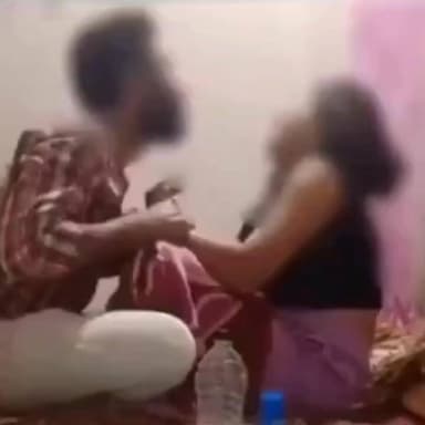 नागपुर होटल कांड: महिला ने लगाए धोखाधड़ी,कथित धर्म परिवर्तन और दुष्कर्म के आरोप
वायरल वीडियो के बाद हरकत में आई पुलिस,दो आरोपी गिरफ्तार
संवेदनशील मामले की जांच जारी,पुलिस जुटा रही साक्ष्य
✒️ स्टेट हेड रोशन लाल श्रीवास्तव एनसीआर
नागपुर (महाराष्ट्र)। महाराष्ट्र के नागपुर शहर में एक महिला की शिकायत के आधार पर दर्ज किए गए कथित धोखाधड़ी,जबरन धर्म परिवर्तन और दुष्कर्म के मामले ने व्यापक चर्चा को जन्म दिया है।पुलिस ने शिकायत और उपलब्ध साक्ष्यों के आधार पर दो आरोपियों को गिरफ्तार किया है।वहीं,मामले से जुड़ा एक वीडियो सोशल मीडिया पर वायरल होने के बाद पुलिस ने जांच तेज कर दी है।अधिकारियों का कहना है कि सभी तथ्यों की निष्पक्ष जांच की जा रही है और अंतिम निष्कर्ष जांच पूरी होने के बाद ही सामने आएगा।
होटल में बुलाने से शुरू हुआ विवादित घटनाक्रम
प्राप्त जानकारी के अनुसार,पीड़ित महिला ने पुलिस को दी गई शिकायत में आरोप लगाया है कि आरोपी अयाज मदार ने उसे मिलने के बहाने एक होटल में बुलाया था।महिला का दावा है कि होटल पहुंचने पर उसे कमरे में एक अन्य व्यक्ति भी मौजूद मिला,जिससे वह असहज हो गई और वहां से लौटने का प्रयास किया।
शिकायत के अनुसार,इसी दौरान कथित रूप से उसके साथ तांत्रिक क्रिया की गई तथा पूरी घटना का वीडियो भी बनाया गया।महिला ने यह भी आरोप लगाया कि उसके साथ जबरन धर्म परिवर्तन कराने का प्रयास किया गया और उसका यौन शोषण किया गया।
वीडियो वायरल होने के बाद पुलिस ने की कार्रवाई
मामले से जुड़ा कथित वीडियो सोशल मीडिया पर वायरल होने के बाद पुलिस ने मामले को गंभीरता से लिया।प्रारंभिक जांच और शिकायत के आधार पर पुलिस ने अयाज मदार और आमिर शेख को गिरफ्तार कर लिया।
पुलिस सूत्रों के अनुसार दोनों आरोपियों के खिलाफ विभिन्न गंभीर धाराओं में मुकदमा दर्ज किया गया है।गिरफ्तार आरोपियों से पूछताछ की जा रही है तथा इलेक्ट्रॉनिक साक्ष्यों की भी जांच की जा रही है।
जांच के बाद ही स्पष्ट होगी पूरी सच्चाई
पुलिस अधिकारियों का कहना है कि मामला अत्यंत संवेदनशील है और जांच के दौरान सभी पक्षों के बयान दर्ज किए जा रहे हैं।वायरल वीडियो,डिजिटल रिकॉर्ड,होटल के दस्तावेज और अन्य तकनीकी साक्ष्यों की भी पड़ताल की जा रही है।
अधिकारियों ने स्पष्ट किया है कि किसी भी निष्कर्ष पर पहुंचने से पहले सभी तथ्यों का परीक्षण आवश्यक है।जांच पूरी होने के बाद ही मामले की वास्तविक परिस्थितियां स्पष्ट हो सकेंगी।
सोशल मीडिया पर तेजी से वायरल हो रहा मामला
घटना सामने आने के बाद सोशल मीडिया पर इस मामले को लेकर विभिन्न प्रकार की प्रतिक्रियाएं देखने को मिल रही हैं।पुलिस ने लोगों से अपील की है कि जांच पूरी होने से पहले किसी भी अपुष्ट जानकारी को साझा न करें तथा कानून व्यवस्था बनाए रखने में सहयोग करें।
नागपुर का यह मामला कई संवेदनशील आरोपों से जुड़ा हुआ है,जिसकी निष्पक्ष और पारदर्शी जांच आवश्यक है।फिलहाल पुलिस जांच जारी है और न्यायिक प्रक्रिया आगे बढ़ रही है।ऐसे मामलों में तथ्यों और साक्ष्यों के आधार पर ही अंतिम निष्कर्ष निकाले जा सकते हैं।जब तक जांच पूरी नहीं हो जाती,तब तक सभी पक्षों के अधिकारों और कानून की प्रक्रिया का सम्मान किया जाना चाहिए।
🟥NDNEWS की अपील
🔹किसी भी व्यक्ति से ऑनलाइन या ऑफलाइन संपर्क करते समय सतर्कता बरतें।
🔹अपरिचित स्थानों पर अकेले जाने से पहले अपने परिजनों को जानकारी अवश्य दें।
🔹किसी भी प्रकार की धमकी,ब्लैकमेलिंग या संदिग्ध गतिविधि होने पर तुरंत पुलिस से संपर्क करें।
🔹सोशल मीडिया पर वायरल सामग्री को बिना सत्यापन साझा न करें।
🔹प्रशासन और जांच एजेंसियों को निष्पक्ष जांच के लिए पूरा सहयोग दें।
कानून का सम्मान और सत्य की निष्पक्ष जांच ही न्याय की सबसे मजबूत नींव है।
👇👇
@PMOIndia
@HMOIndia
@MIB_India
@CMOMaharashtra
@MahaDGIPR
@MahaPolice
@NagpurPolice
@CPNagpurCity
@NCWIndia
👇👇
#NDNews #दैनिकनिष्पक्षधारा #Nagpur #Maharashtra #BreakingNews #CrimeNews #PoliceInvestigation #NagpurPolice #WomenSafety #LawAndOrder #SocialMediaViral
#नागपुर #महाराष्ट्रपुलिस #महिलासुरक्षा #अयाजमदार #आमिरशेख #क्राइमन्यूज #NDNewsChannel #दैनिकनिष्पक्षधारा #न्याय #पुलिसजांच
👇👇
🟥 NDNEWS | दैनिक निष्पक्ष धारा
मुख्य संपादक/संस्थापक:राजन सिंह हाड़ा
सह-संपादक:शालिनी सिंह भदौरिया
📍 कार्यालय-3:U158,हीरा स्वीट्स के पास,विकास मार्ग,लक्ष्मी नगर,पूर्वी दिल्ली,110092 (NCR)
📍 कार्यालय-2:विधानसभा रोड,बर्लिंगटन चौराहा,लखनऊ–226001 (UP)
📍 कार्यालय-1: 1/1अटल बिहारी चौराहा,नियर बर्मा चौराहा,फतेहपुर–212601 (UP)
📅 दिनांक: 17 जून 2026
📆 दिन:बुधवार
📧 Email: ndnewschannel@gmail.com
📞मोबाइल:9696119696