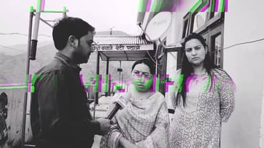 : कस्तूरबा गांधी बालिका विद्यालय (हॉस्टल) में पेयजल संकट, छात्राएं मिट्टी वाला पानी पीने को मजबूर
सलूणी उपमंडल के हिमगिरि स्थित कस्तूरबा गांधी बालिका विद्यालय (हॉस्टल) में पेयजल व्यवस्था बदहाल बनी हुई है। हॉस्टल में 100 छात्राएं और 13+ स्टाफ सदस्य रहते हैं, लेकिन उन्हें स्वच्छ पेयजल उपलब्ध नहीं हो पा रहा है। बताया जा रहा है कि बरसात के दिनों में नलों में आने वाला पानी मिट्टी से भरा होता है, जो पीने योग्य नहीं रहता।
स्थिति इतनी गंभीर है कि छात्राओं और स्टाफ को मजबूरी में इसी पानी का उपयोग करना पड़ता है। वहीं, पानी की कमी को पूरा करने के लिए विद्यालय प्रशासन और स्टाफ को निजी वाहनों के माध्यम से दूर-दराज क्षेत्रों से पानी लाना पड़ रहा है।
विद्यालय प्रबंधन का कहना है कि इस समस्या को लेकर कई बार संबंधित विभागों और अधिकारियों को शिकायतें दी जा चुकी हैं, लेकिन अब तक कोई स्थायी समाधान नहीं निकल पाया है। इससे छात्राओं के स्वास्थ्य पर खतरा मंडरा रहा है।
विद्यालय प्रशासन ने हिमाचल प्रदेश सरकार और जिला प्रशासन से मांग की है कि समस्या का शीघ्र समाधान किया जाए, ताकि छात्राओं को स्वच्छ पेयजल उपलब्ध हो सके और उनके स्वास्थ्य के साथ किसी प्रकार का खिलवाड़ न हो।
पहाड़ी न्यूज़ की स्पेशल रिपोर्ट
Suneel Pahadi
#PahadiNews #Himgiri #KGBVHimgiri #WaterCrisis #Salooni #Chamba #HimachalPradesh #StudentSafety #HostelLife #BreakingNews