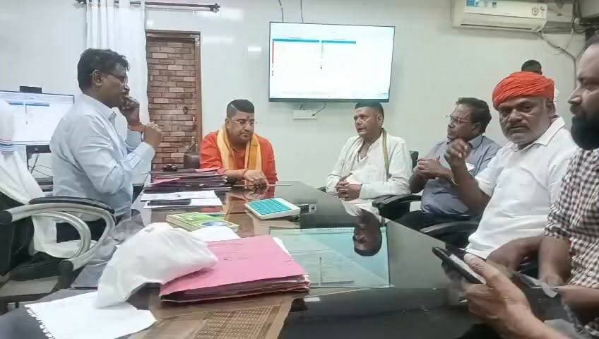 #बोकारो : #कथारा #महाप्रबंधक से #मिले #विक्रम पाण्डेय, #बिजली, #स्वास्थ्य व #पेयजल #संकट का #उठाया #मुद्दा
बोकारो जिला के सीसीएल कथारा महाप्रबंधन कार्यालय में भाजपा नेता विक्रम पाण्डेय ने बेरमो विधानसभा क्षेत्र के कथारा स्थित सीसीएल जीएम कार्यालय में महाप्रबंधक ए.के.वी. सिंह से शिष्टाचार मुलाकात कर क्षेत्र की विभिन्न जनसमस्याओं को प्रमुखता से उठाया। इस दौरान बिजली, स्वास्थ्य एवं पेयजल से जुड़ी समस्याओं पर विस्तृत चर्चा हुई।
विक्रम पाण्डेय ने महाप्रबंधक को अवगत कराया कि जारंगडीह क्षेत्र में पिछले लगभग 20 दिनों से विद्युत आपूर्ति बाधित रहने के कारण स्थानीय लोगों को भारी परेशानियों का सामना करना पड़ रहा है। उन्होंने जारंगडीह एवं कथारा स्थित सीसीएल संचालित अस्पतालों में चिकित्सकों, कर्मचारियों तथा आवश्यक दवाइयों की कमी का मुद्दा भी उठाया और स्वास्थ्य सेवाओं को सुदृढ़ करने की मांग की। इसके अलावा क्षेत्र में व्याप्त पेयजल संकट सहित अन्य जनहित से जुड़े महत्वपूर्ण विषयों पर भी चर्चा की गई। विक्रम पाण्डेय ने कहा कि इन समस्याओं के समाधान के लिए त्वरित एवं प्रभावी पहल की आवश्यकता है, ताकि आम जनता को राहत मिल सके एंव यदि समस्याओं का समाधान समय पर नही हुआ तो हम उग्र आंदोलन करने को मजबूर होंगे। महाप्रबंधक ए.के.वी. सिंह ने सभी मुद्दों को गंभीरतापूर्वक सुनते हुए आवश्यक कार्रवाई का भरोसा दिलाया। उन्होंने आश्वासन दिया कि संबंधित समस्याओं के समाधान के लिए एक सप्ताह के भीतर आवश्यक कदम उठाए जाएंगे। मौके पर मनोज तिवारी, गौतम राम, आनंद गुप्ता, संतोष राम, चिंटू राम, धीरज आदि लोग उपस्थित थे।