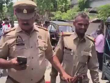 🚨 उत्तर प्रदेश के मिर्जापुर में फर्जी इंस्पेक्टर पकड़ाया! 🚨
जिला मिर्जापुर की कलेक्ट्रेट में उस समय हड़कंप मच गया जब पुलिस की वर्दी पहनकर घूम रहे एक युवक पर लोगों को शक हो गया। बालों का अलग स्टाइल, दाढ़ी, कंधे पर सिंगल स्टार और ढीली-ढाली वर्दी देखकर लोगों ने उसकी पहचान पर सवाल उठाए।
संदेह होने पर मौके पर ही लोगों ने पूछताछ शुरू कर दी और फैक्ट चेक किया तो युवक की पोल खुल गई। जांच में वह फर्जी इंस्पेक्टर निकला। इसके बाद उसे पकड़कर संबंधित अधिकारियों के हवाले कर दिया गया।
👉 यह घटना एक बार फिर साबित करती है कि सतर्क नागरिक किसी भी संदिग्ध गतिविधि का पर्दाफाश कर सकते हैं।
#Mirzapur #FakeInspector #UPPolice #BreakingNews #UttarPradesh #ViralNews #PoliceUniform #MirzapurNews